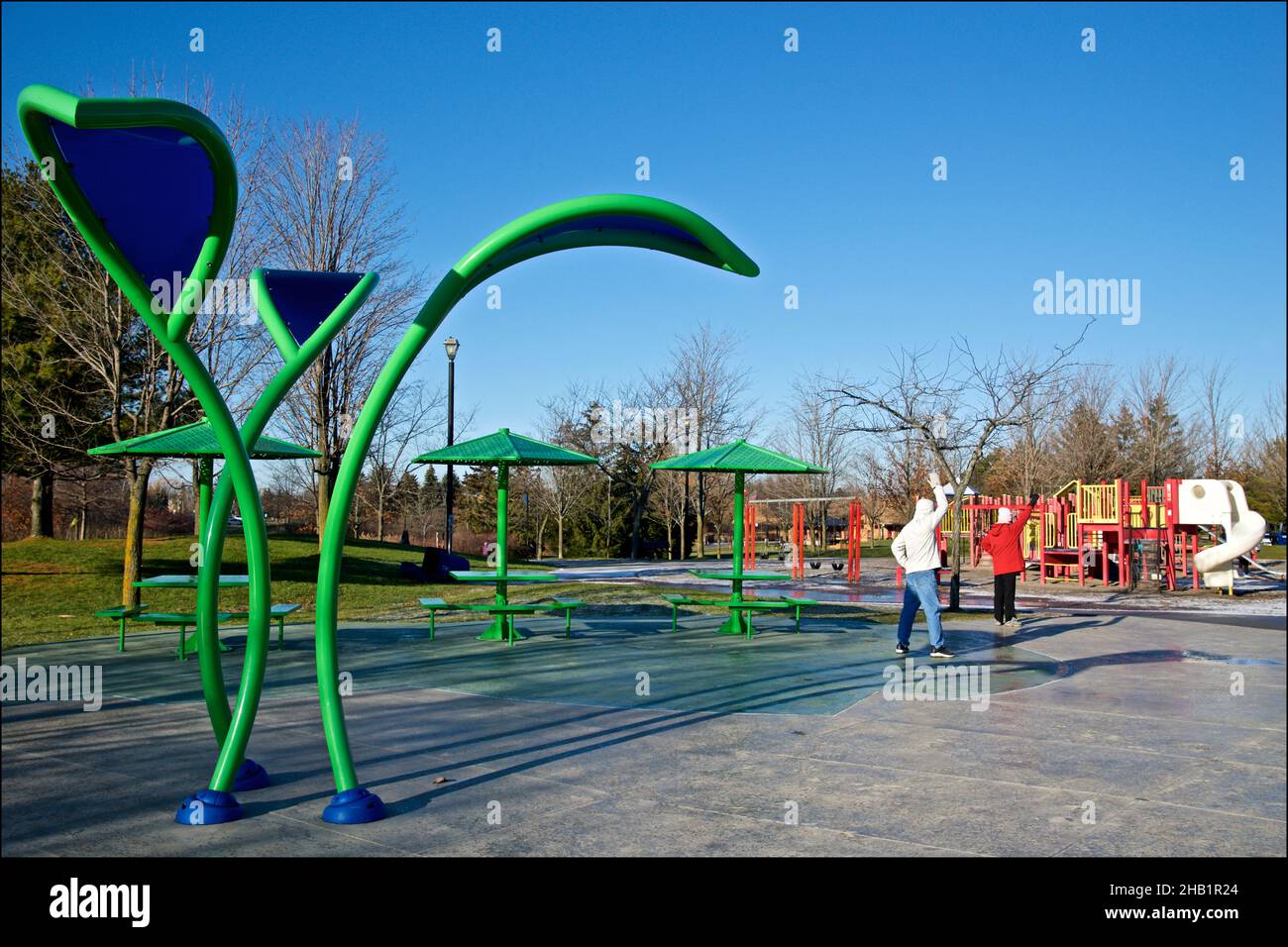 Morgendliche Entspannungsübung auf dem Spielplatz mit Rutsche im öffentlichen Park Stockfoto