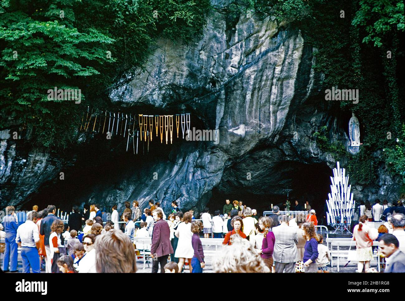 Grotte von Massabielle, Grotte der Erscheinungen, Lourdes, Frankreich, 1973 mit Abwurfkrücken der Geheilten Stockfoto