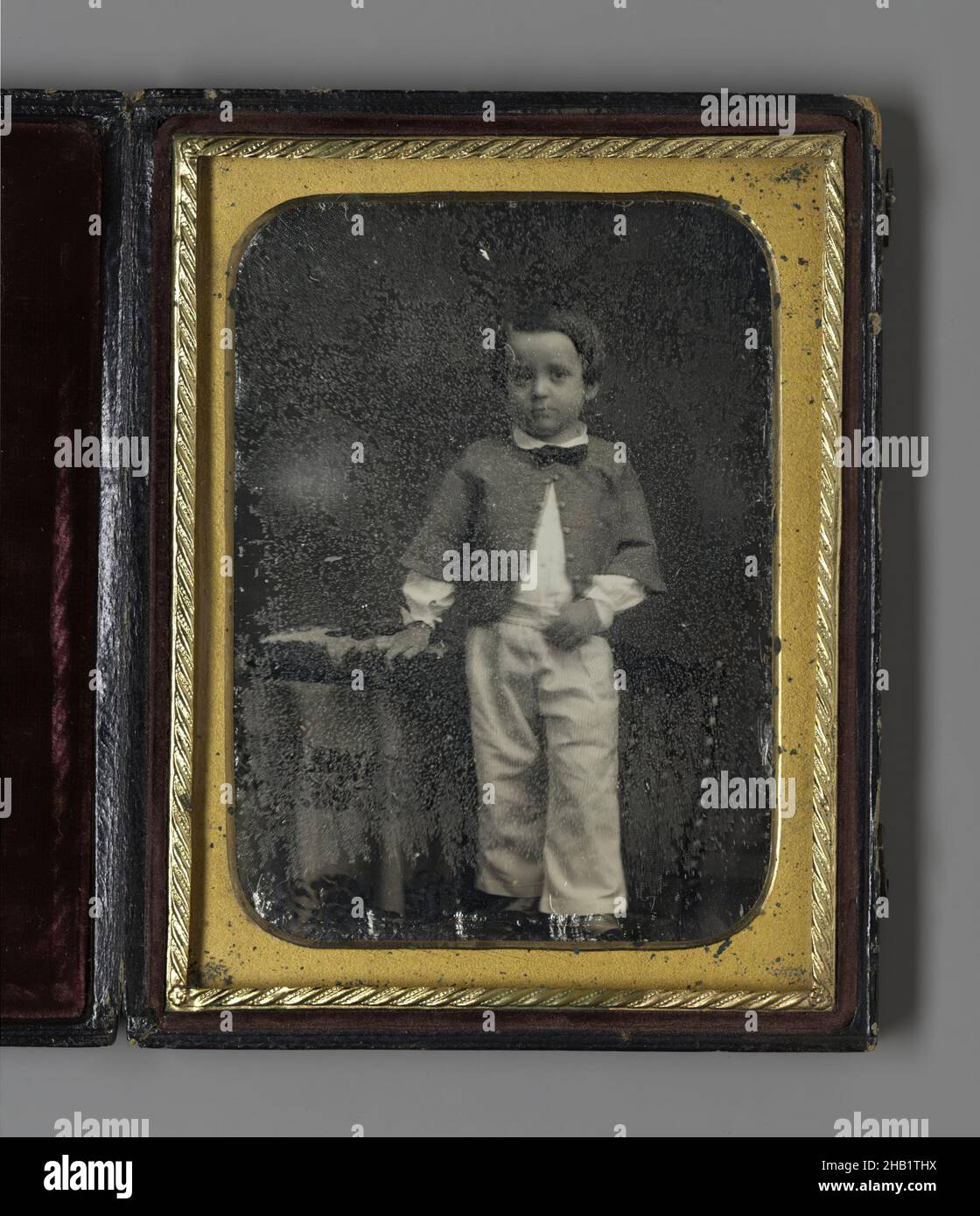 Portrait of Standing Boy, Daguerreotype, n.d., Bild, Anblick: 3 5/8 x 2 5/8 Zoll, 9,2 x 6,7 cm, 19th Jahrhundert, amerikanisch, schwarz und weiß, Fliege, Junge, Fall, Kind, Kinder, Daguerreotypie, Daguerrotype, angezogen, angezogen, lulkoek, männliche Figur, Miniatur, Fotografie, Porträt Stockfoto