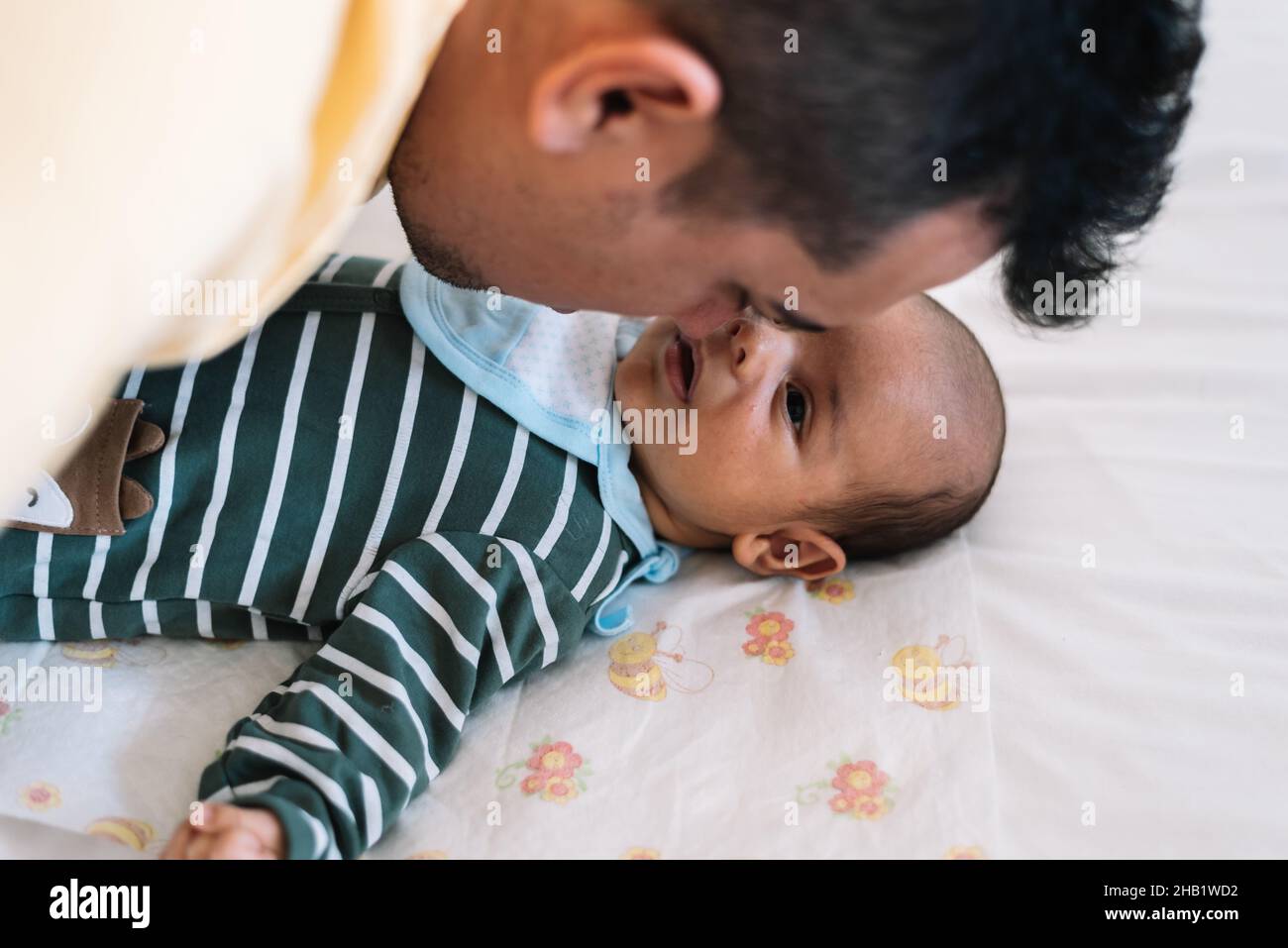 Vater interagiert mit seinem neugeborenen Baby Stockfoto