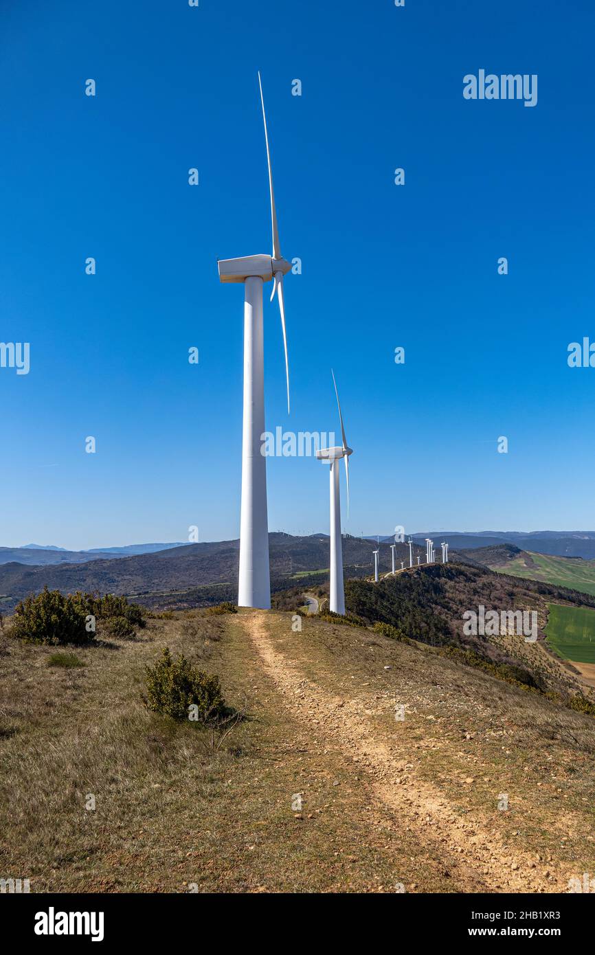 Gruppe von Windkraftanlagen, auf der Seite eines Berges. Die ökologische Stromerzeugung ist die Zukunft der grünen Energie. Stockfoto
