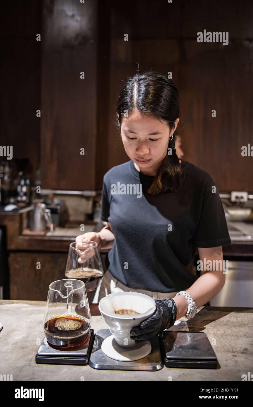 Barista bereitet Tropfkaffee in der Slow Coffee Bar in Bangkok zu Stockfoto