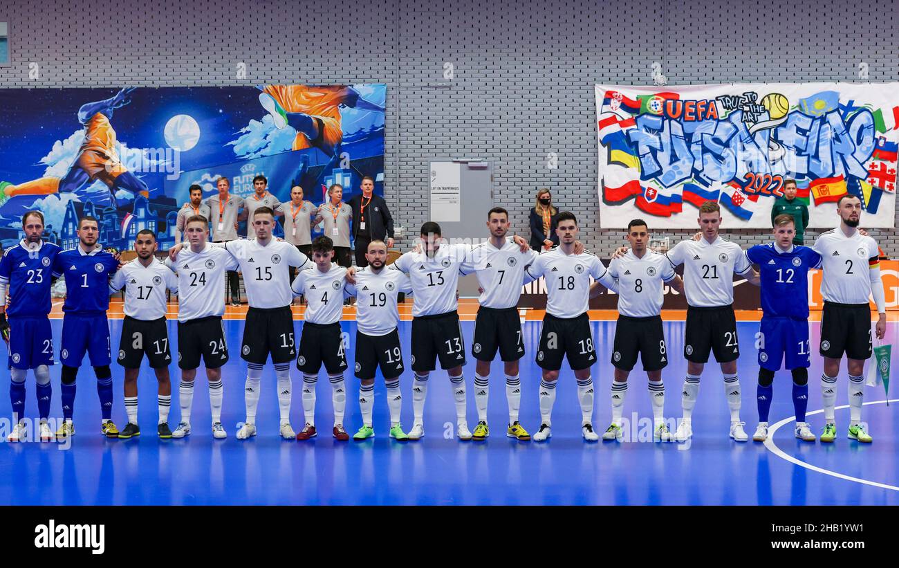 ZEIST, NIEDERLANDE - DEZEMBER 16: Torwart Christian de Groodt aus Deutschland, Torwart Pavlos Wiegels aus Deutschland, Fouad Aghnima aus Deutschland, Tarik Hadziavdic aus Deutschland, Malik Hadziavdic aus Deutschland, Suad AK aus Deutschland, Mert Sipahi aus Deutschland, Muhammet Sozer aus Deutschland, Vidoje Matic aus Deutschland, Ayturk Gecim aus Deutschland, Gabriel Oliveira aus Deutschland, Fabian Schulz aus Deutschland, Torwart Philipp Pless aus Deutschland, Christopher Wittig aus Deutschland beim internationalen Futsal-Turnier der Männer zwischen Belgien und Deutschland auf dem KNVB Campus am 16. Dezember 2021 in Zeist, Niederlande (Foto: Marcel Stockfoto