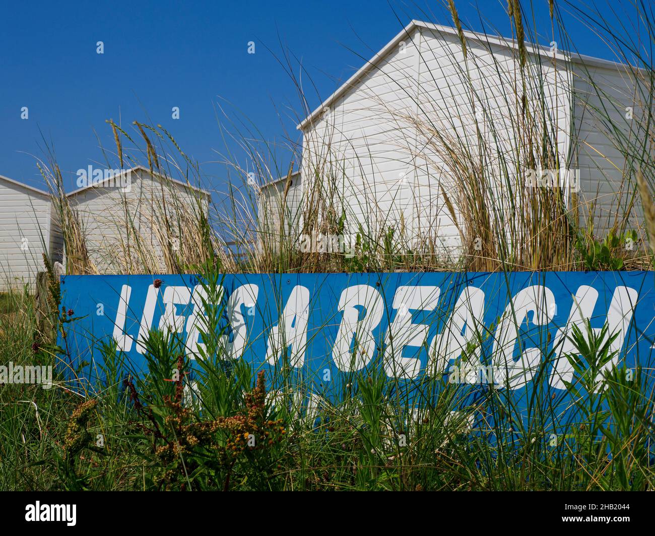 Lifes a Beach Schild hinter Strandhütten, Bude, Cornwall, Großbritannien Stockfoto