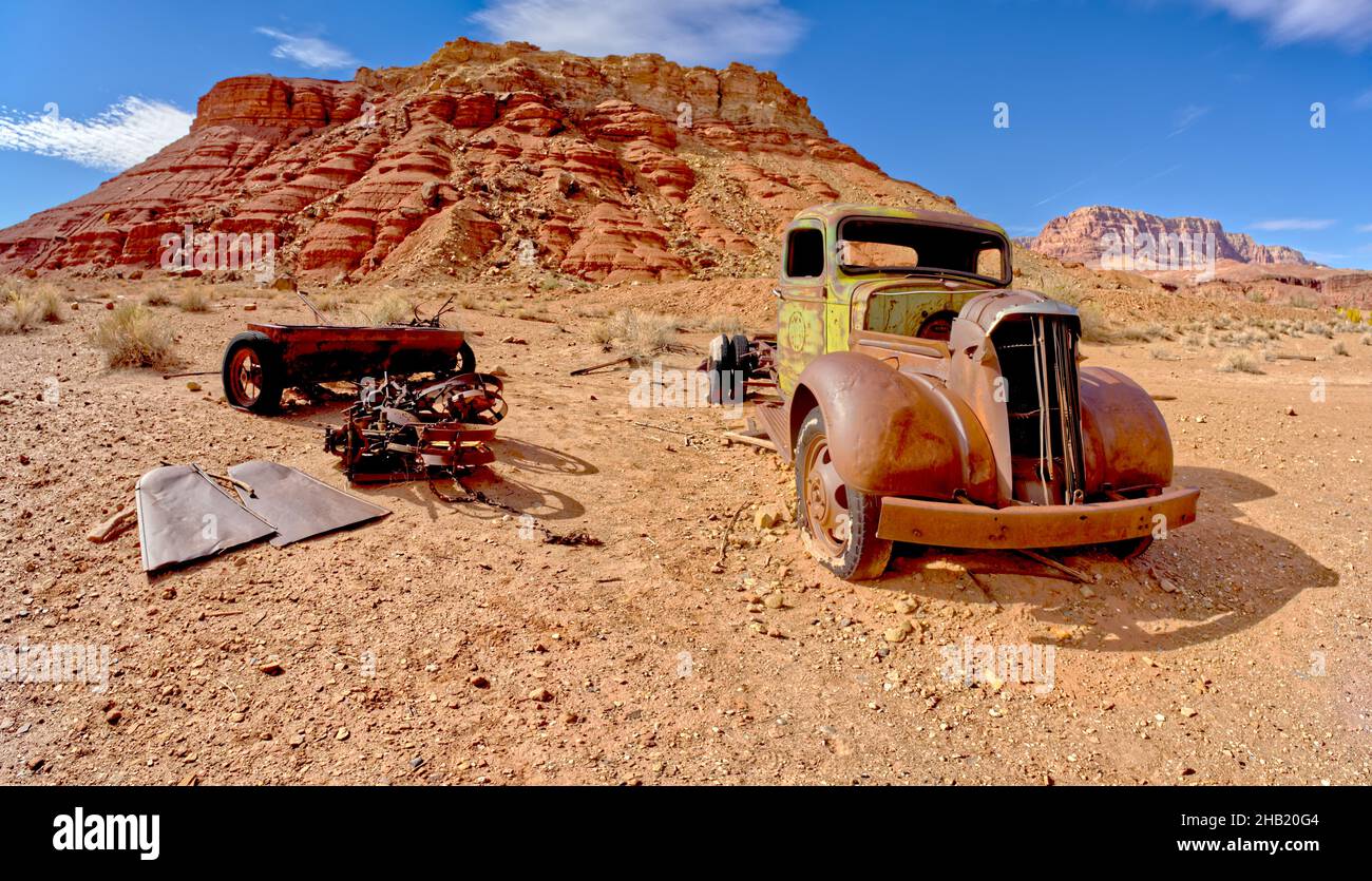 Ein rostfreier antiker Lastwagen auf der äußersten Westseite der Lonely Dell Ranch in der Nähe des Vermilion Cliffs National Monument Arizona. Gelegen im Glen Canyon Recreati Stockfoto