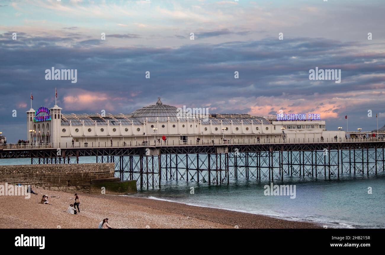 Sonnenuntergang über Brighton Pier, England, britischer Strand, England Sumer, britische Feiertage. Brighton England Stockfoto