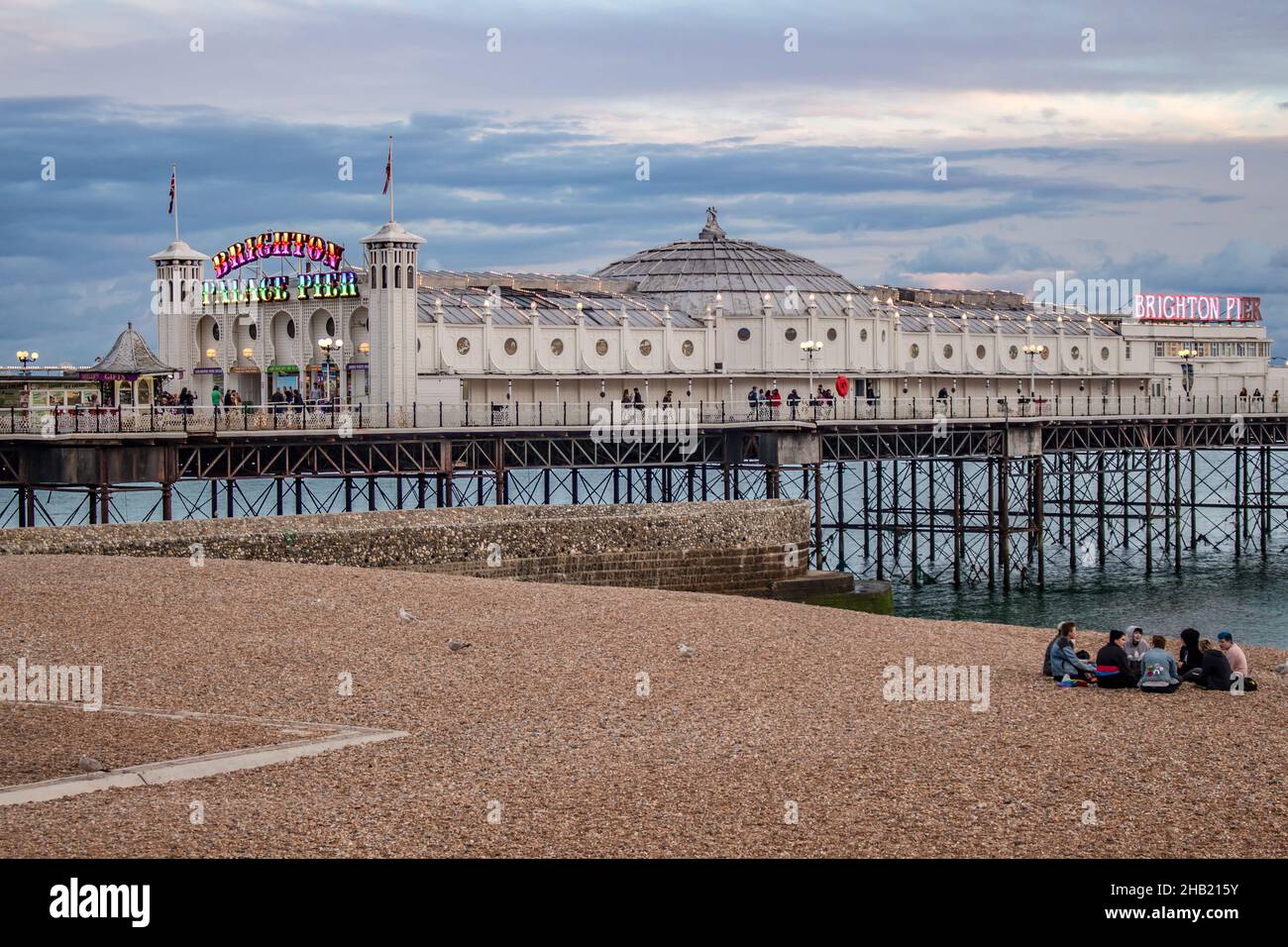 Sonnenuntergang über Brighton Pier, England, britischer Strand, England Sumer, britische Feiertage. Brighton England Stockfoto