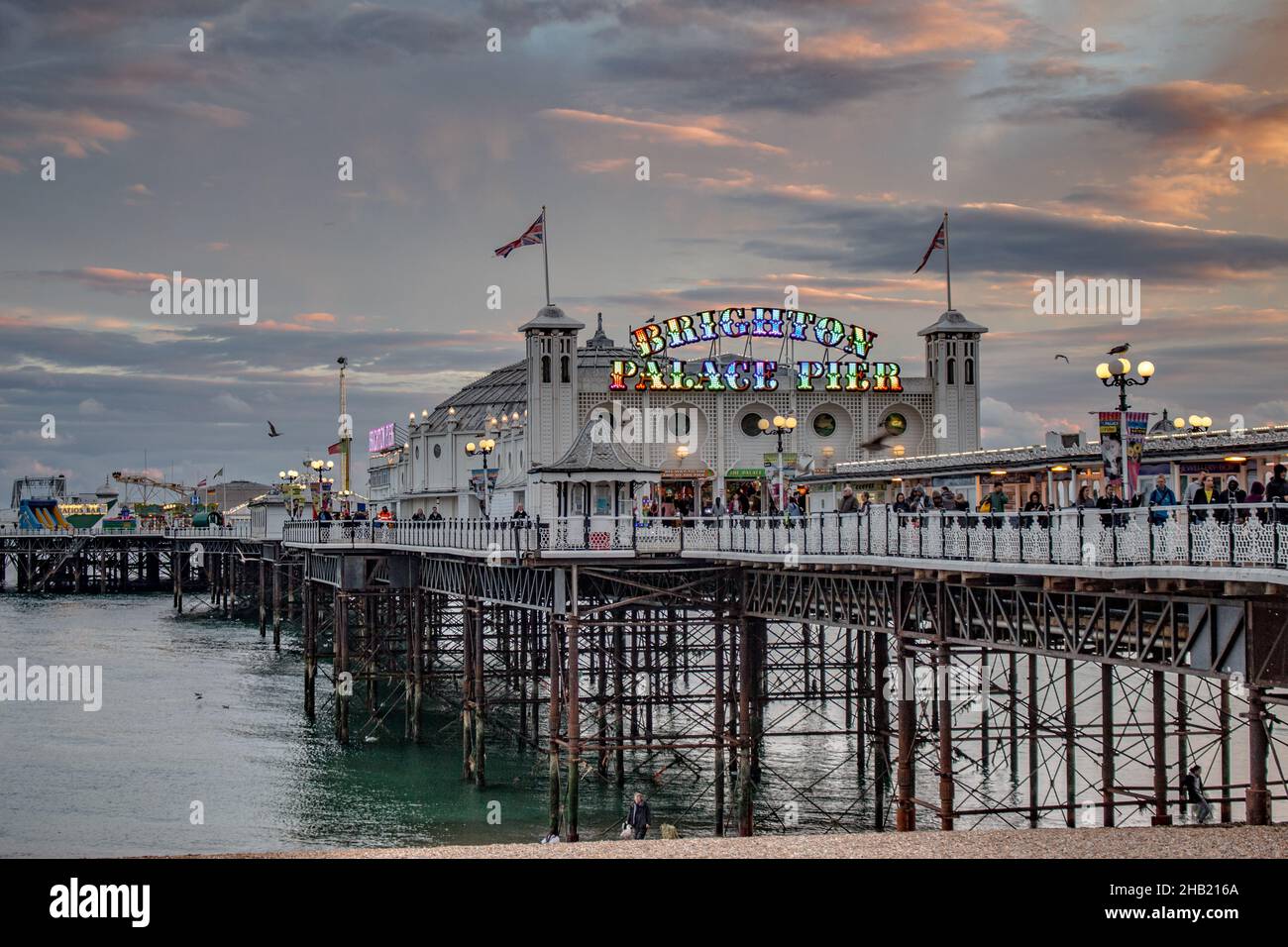 Sonnenuntergang über Brighton Pier, England, britischer Strand, England Sumer, britische Feiertage. Brighton England Stockfoto