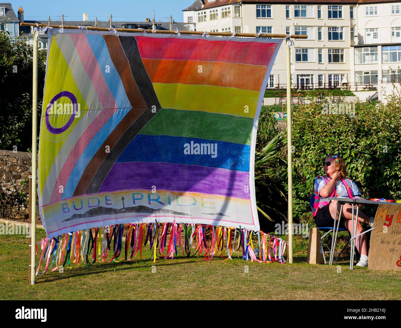 Pride-Regenbogenflagge bei der Bude-Pride-Veranstaltung 2021 in Bude, Cornwall, Großbritannien Stockfoto