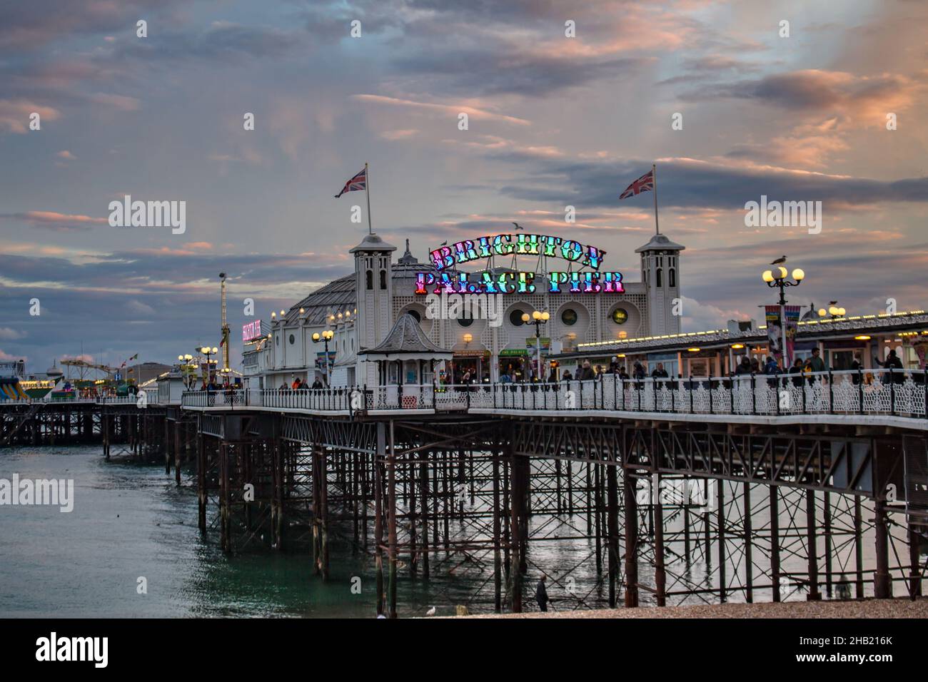 Sonnenuntergang über Brighton Pier, England, britischer Strand, England Sumer, britische Feiertage. Brighton England Stockfoto