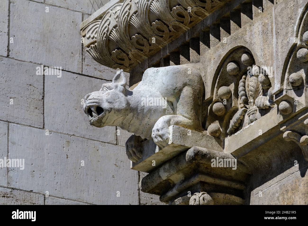 Details der Matthiaskirche (Mátyás Templom), eine römisch-katholische Kirche, die sich in Budapest, Ungarn, vor der Fischerbastei in der Nähe der Kirche befindet Stockfoto