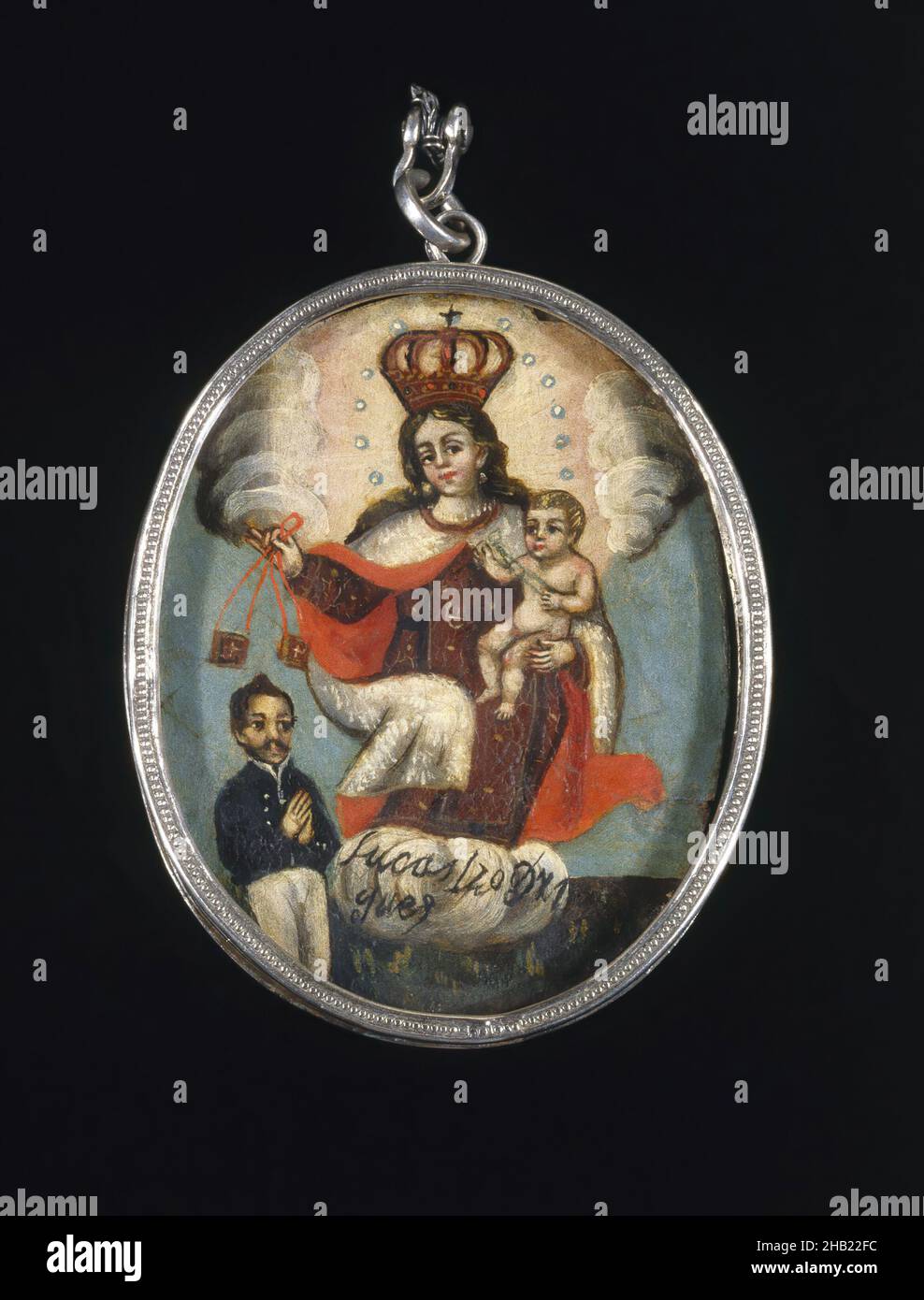 Gemalte Medaillon im Medaillenrahmen, Öl auf Metall im ovalen Silberrahmen, Peru, ca. 1830-1850, 4 1/2 x 3 3/8 x 1/2 Zoll, 11,4 x 8,6 x 1,3 cm, Engel, Erzengel, Jesuskind, Umhang, katholizismus, Kirche, Wolken, kirchlich, Fisch, Halo, hispanische Herkunft, Jesus, lateinamerikanische Kunst, madonna, Maria, Gebet, Königin, religiöse Kunst, spanisch-amerikanische Kunst, Mitarbeiter, Kreuz, Kreuz Stockfoto