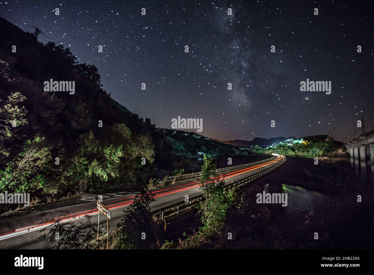 Zeitlupenaufnahme einer Autobahn bei Nacht, in Bulgarien. Stockfoto
