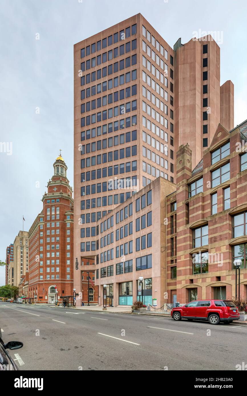 Das New Haven Savings Bank Building, ein rosafarbener Kalkstein-Wolkenkratzer, bildet einen starken Kontrast zum benachbarten Rathaus am östlichen Rand von New Haven Green. Stockfoto