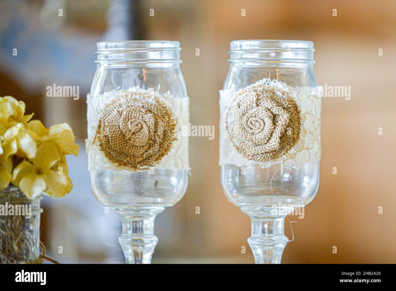 Sein und ihr Maurer Glas Weingläser für Toast bei Hochzeitsempfang florida Stockfoto