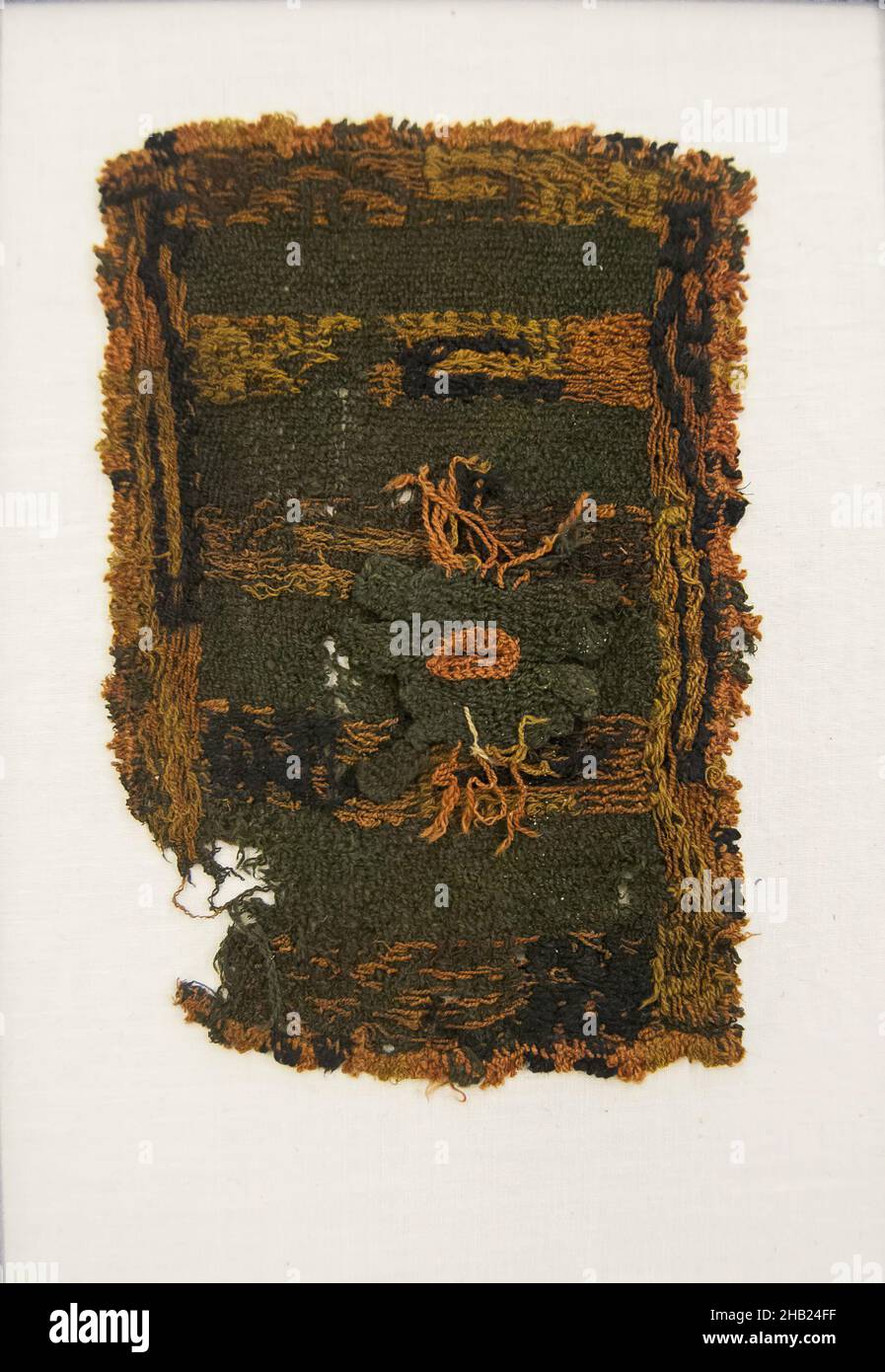 Miniatur Mantle und Poncho, Paracas, geradlinig, Kamelidfaser, 200-600 C.E., Frühe Zwischenperiode, Mantle: 4 5/16 x 6 11/16 Zoll, 11 x 17 cm Stockfoto