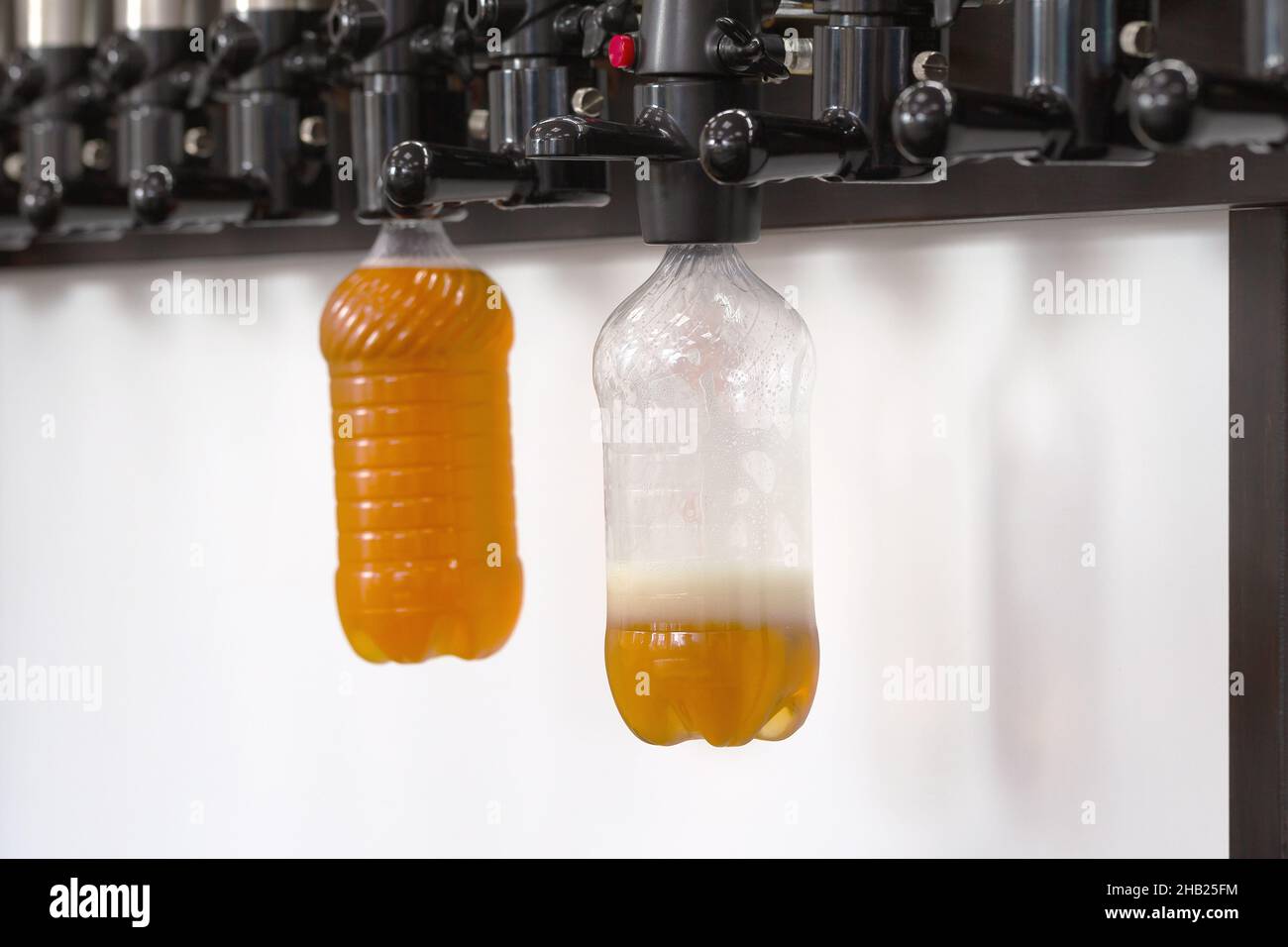 Neue moderne Bierzapfanlagen mit Plastikflaschen an der Theke im Pub Stockfoto