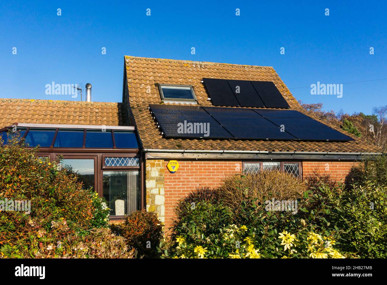 Solarpanel-pv-Zellen auf dem Pantiled Dach eines Norfolk-Häuschens. NB: Die Räumlichkeiten auf dem Foto sind Eigentum freigegeben. Stockfoto