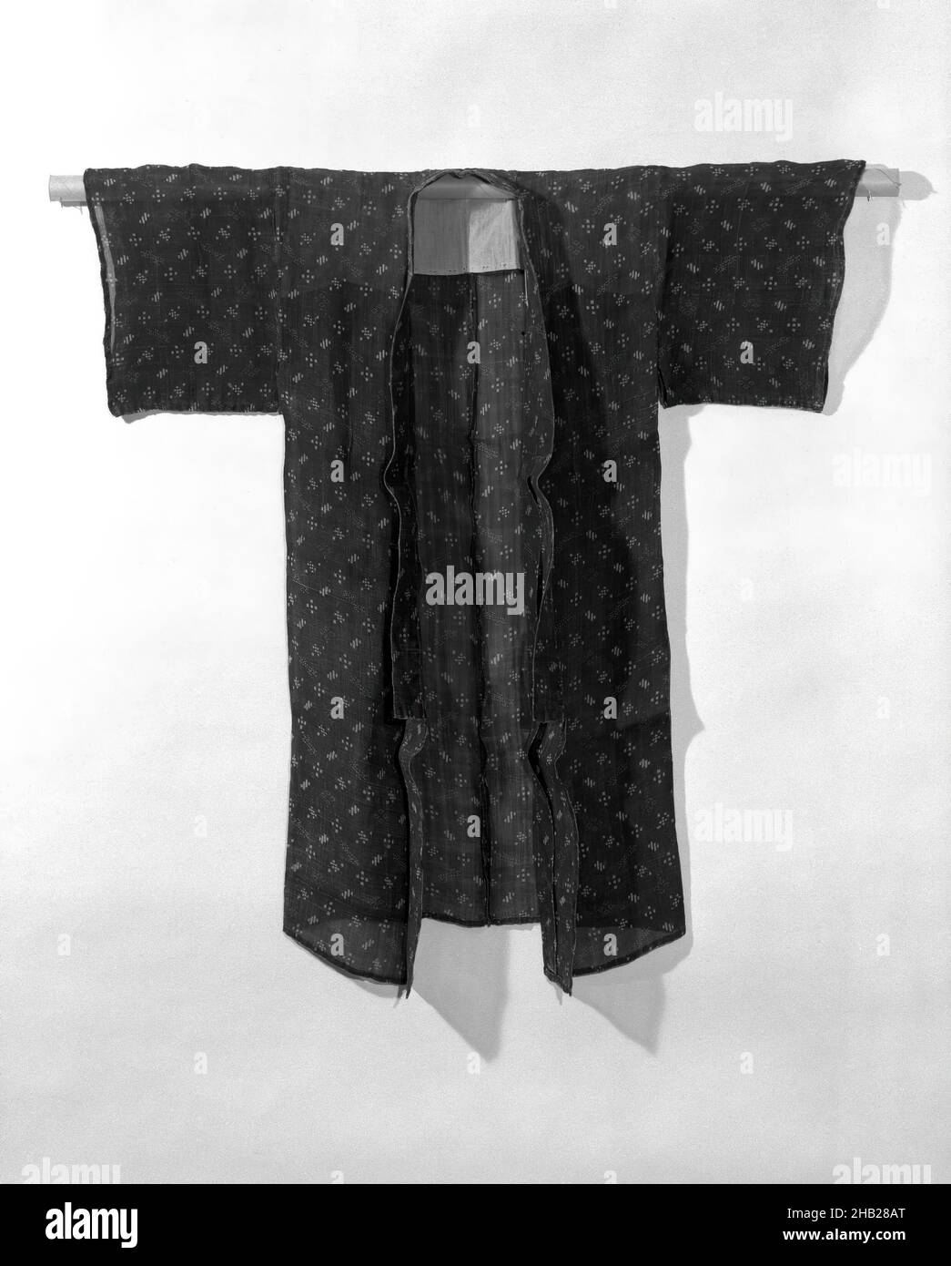 Kimono, Bastfasertuch, möglicherweise Hanf oder Ramie, in Indigo gefärbt,  Japan, 19th Jahrhundert, Meiji-Zeit, 44 x 43 Zoll, 111,8 x 109,2 cm, schwarz,  Kimono, lang, transparent, Dünn Stockfotografie - Alamy