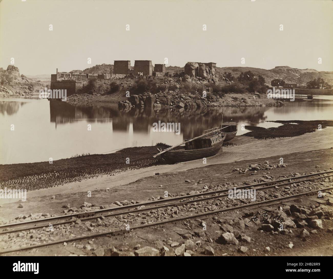 Philae, Blick auf das Ostufer des Nils, Nordwesten, Albumensilberfotografie, Ende 19th Jahrhundert, Bild/Blatt: 7 3/4 x 10 1/4 Zoll, 19,7 x 26 cm, 19th Jahrhundert, Albumensilberfotografie, Antonio Beato, Aswan, Schwarz und Weiß, Ägypten, erster Katarakt, Isis, Nil, Ossis, Philae Stockfoto