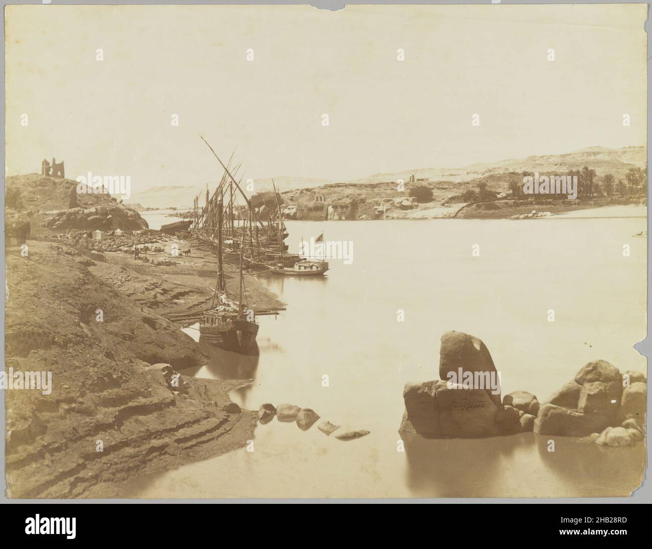 Assuan, Blick auf den Nil vom Ostufer, Albumensilberfotografie, Ende 19th. Jahrhundert, Bild/Blatt: 7 3/4 x 10 1/4 Zoll, 19,7 x 26 cm, 19th. Jahrhundert, Albumensilberfotografie, Antonio Beato, Assuan, Schwarz und Weiß, Ägypten, Felucca, Nil Stockfoto