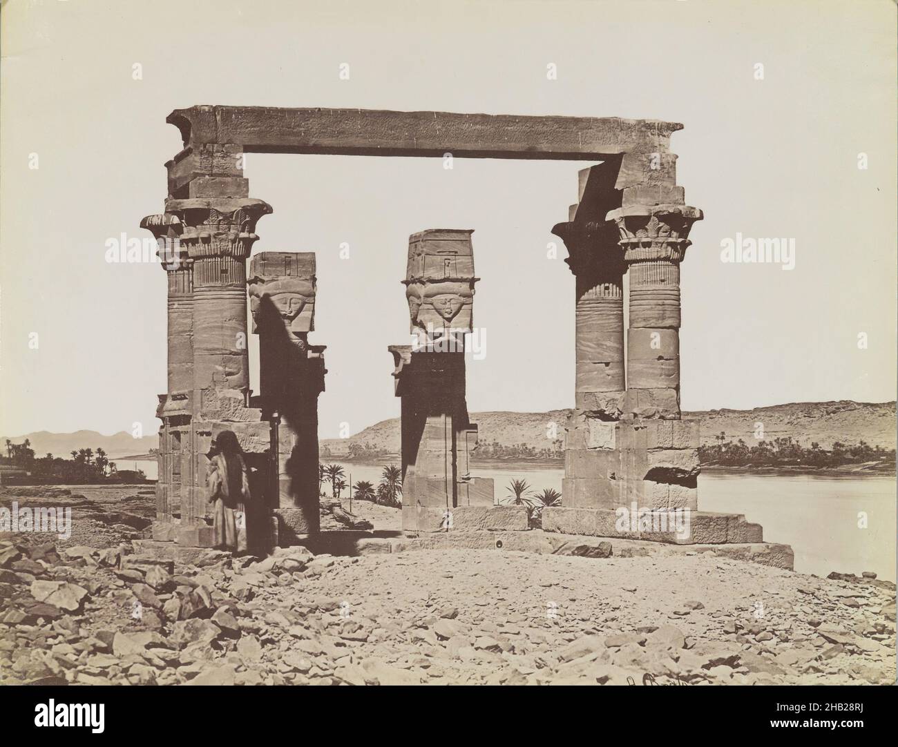 Kiosk in Qertasi, Blick vom Süden des Kiosk, Albumensilberfotografie, Ende 19th. Jahrhundert, Bild/Blatt: 7 3/4 x 10 1/4 Zoll, 19,7 x 26 cm, 19th. Jahrhundert, Albumensilberfotografie, Antonio Beato, Aswan, Schwarz und Weiß, Ägypten, Göttin, Hathor, Hathorische Säulen, Kiosk von Qertasi, Nasser-See, Nil, Palmette-Säulen, Römerzeit Stockfoto