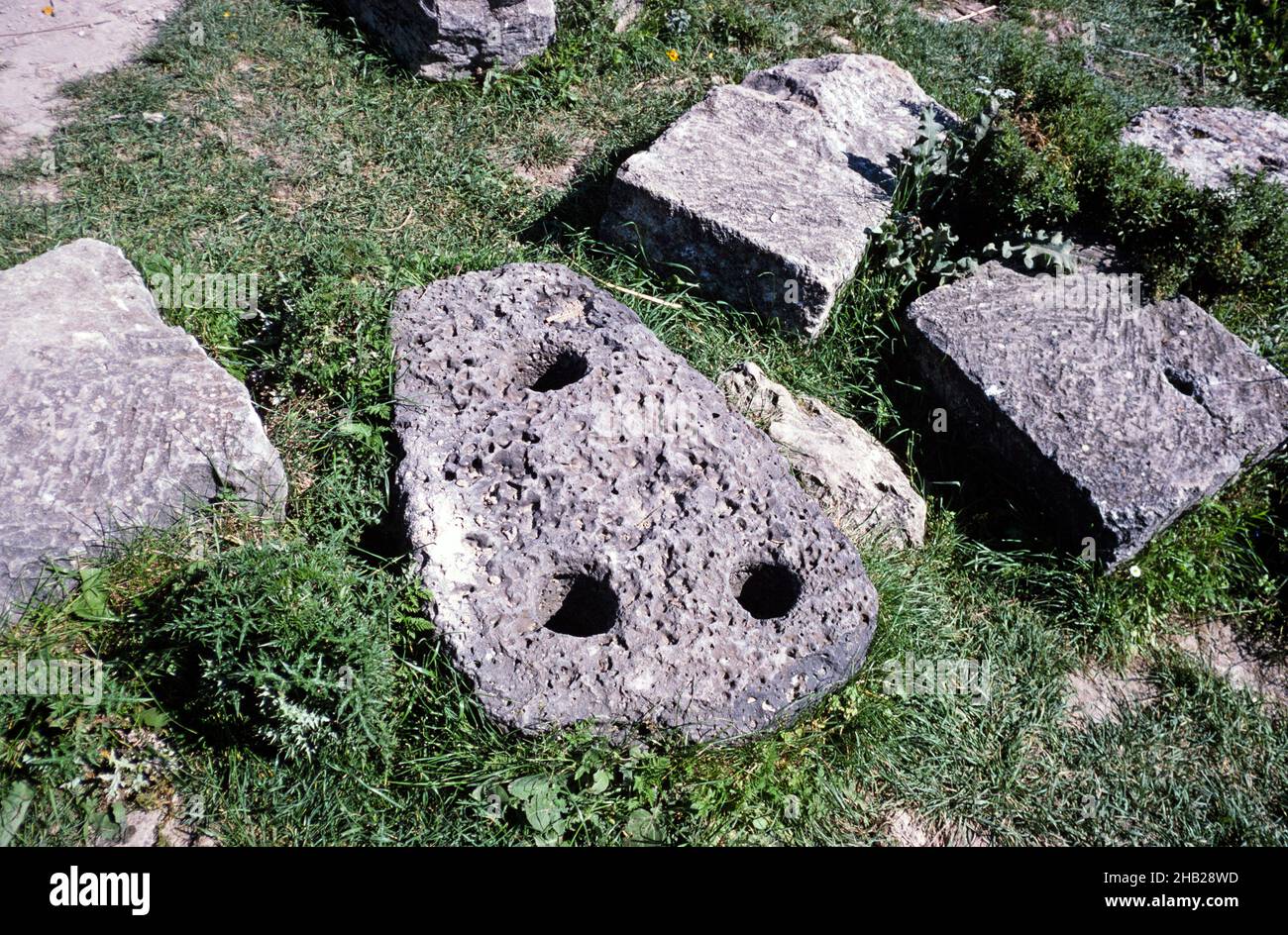 Prähistorische archäologische Stätte in Ugarit, Syrien im Jahr 1998 - Steinanker im Baal-Tempel Stockfoto