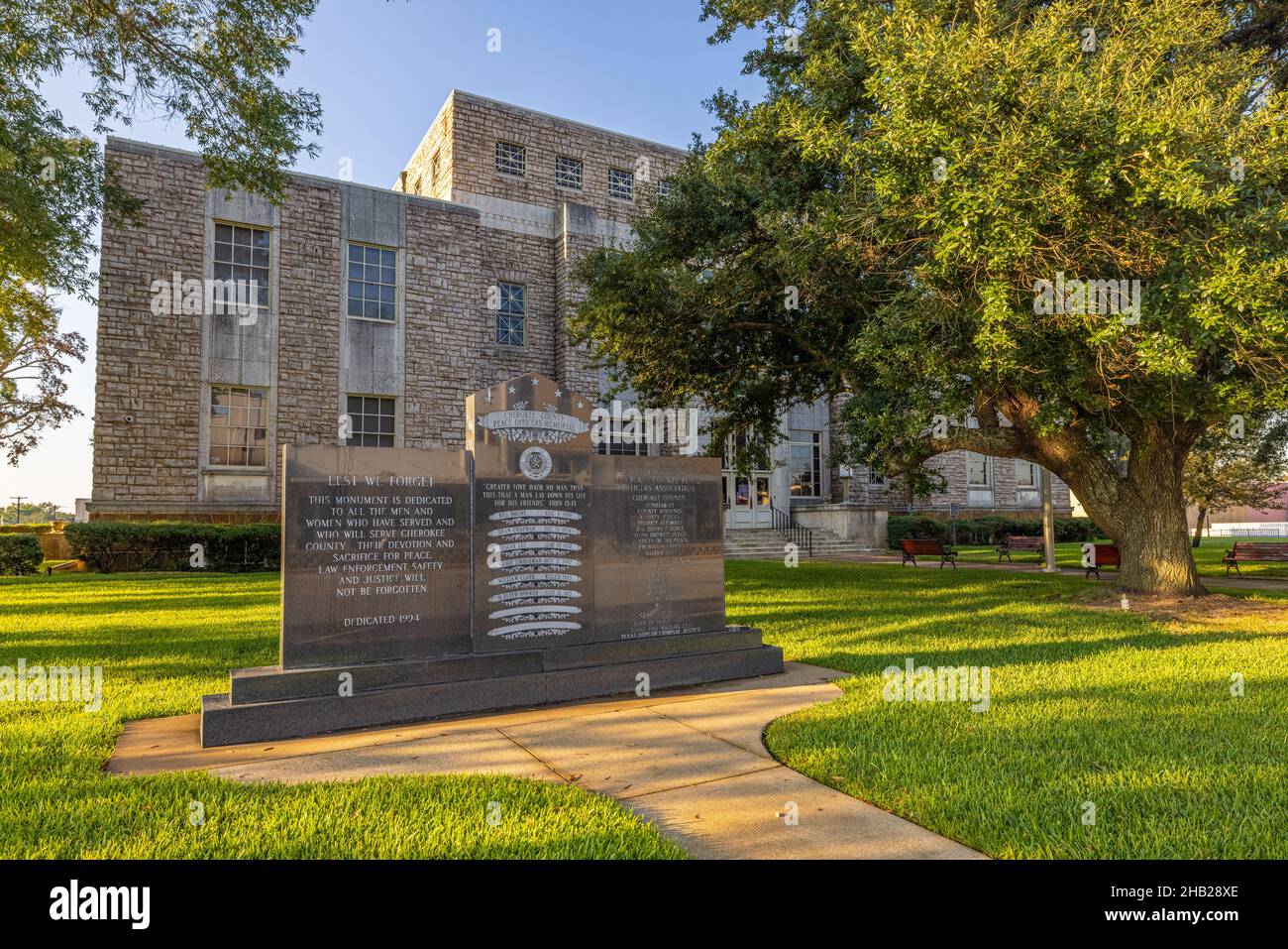 Rusk, Texas, USA - 26. September 2021: Das Cherokee County Courthouse und das Cherokee County Peace Officers Memorial Stockfoto