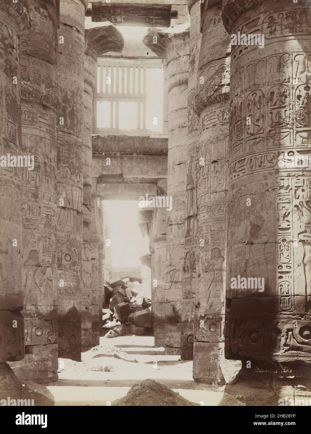 Hypostyle Hall im Tempel von Karnak, Blick auf den Hypostyle Hall, Albumen-Silberfotografie, Ende 19th Jahrhundert, Bild/Blatt: 7 3/4 x 10 1/4 Zoll, 19,7 x 26 cm, 19th Jahrhundert, Albumen-Silberfotografie, Antonio Beato, Architektur, Schwarz und Weiß, Kartuschen, Ägypten, Hieroglyphen, Hypostyle Hall, Neues Königreich, Papyrus-Säulen, Bezirk von Amon-Re, Sunken Relief, Tempel von Karnak Stockfoto