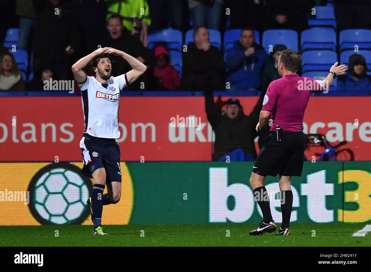 Andrew Taylor von Bolton Wanderers reagiert Stockfoto