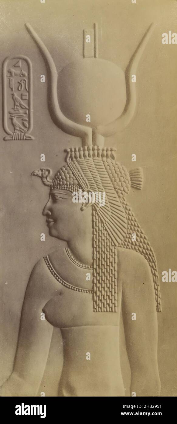 Cleopatra Denderah, Antonio Beato, italienisch und britisch, ca. 1825-ca. 1903, Albumensilberfotografie, 19th Jahrhundert, Bild/Bogen: 9 5/8 x 4 5/16 Zoll, 24,4 x 11 cm, 19th Jahrhundert, Albumensilberfotografie, Antonio Beato, Bas Relief, Schwarz und Weiß, Kartusche, Kleopatra VII, Kuhhörner, Dendera, Ägypten, Hieroglyphen, Gipskopie, Ptolemäische Periode, Royal, Sonnenscheibe, Tempel, Geier Kopfschmuck Stockfoto