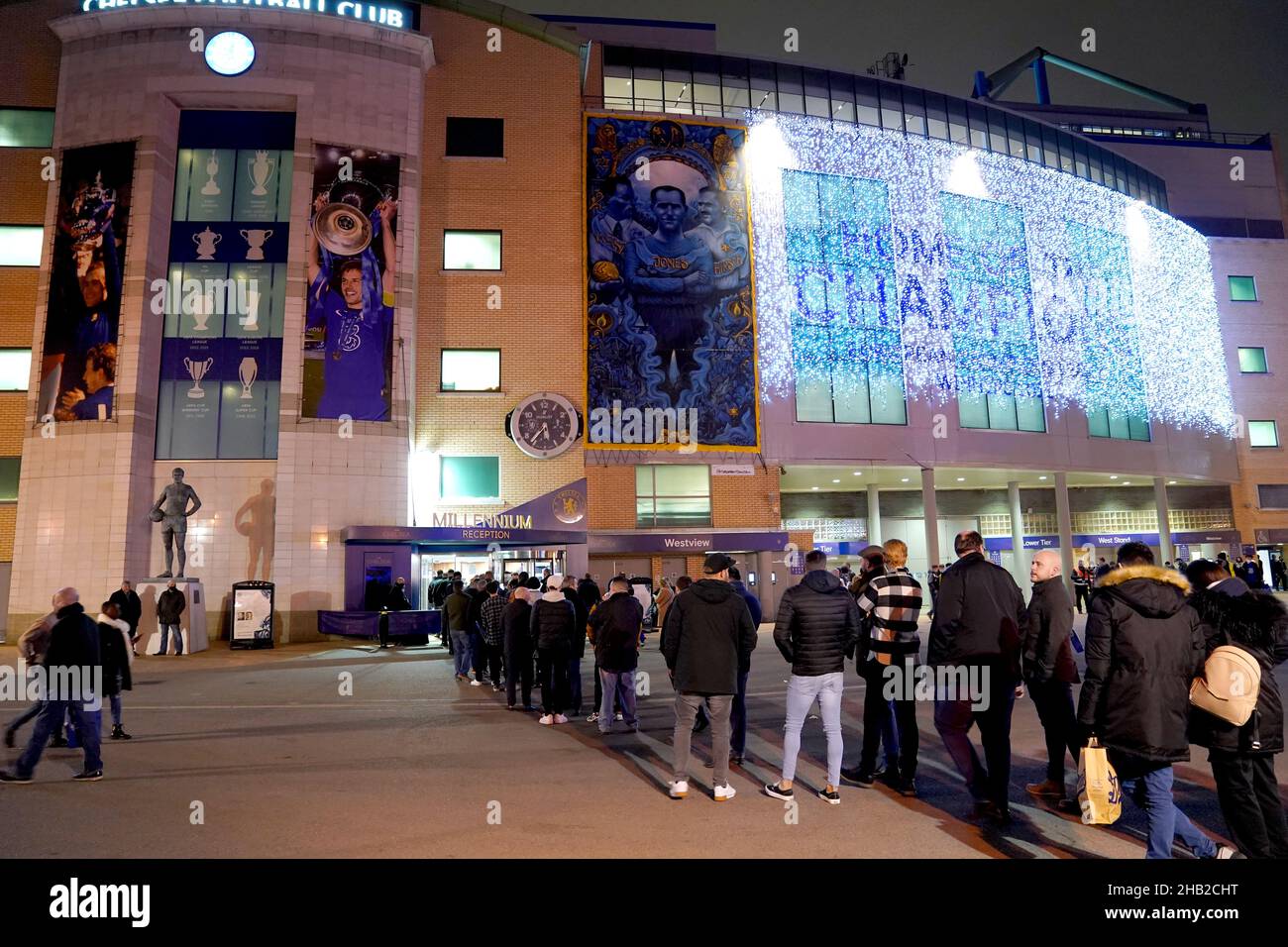 Die Fans stehen vor dem Stadion Schlange, während die Mitarbeiter die Covid-19-Protokolle vor dem Premier League-Spiel in Stamford, London, befolgen. Bilddatum: Donnerstag, 16. Dezember 2021. Stockfoto
