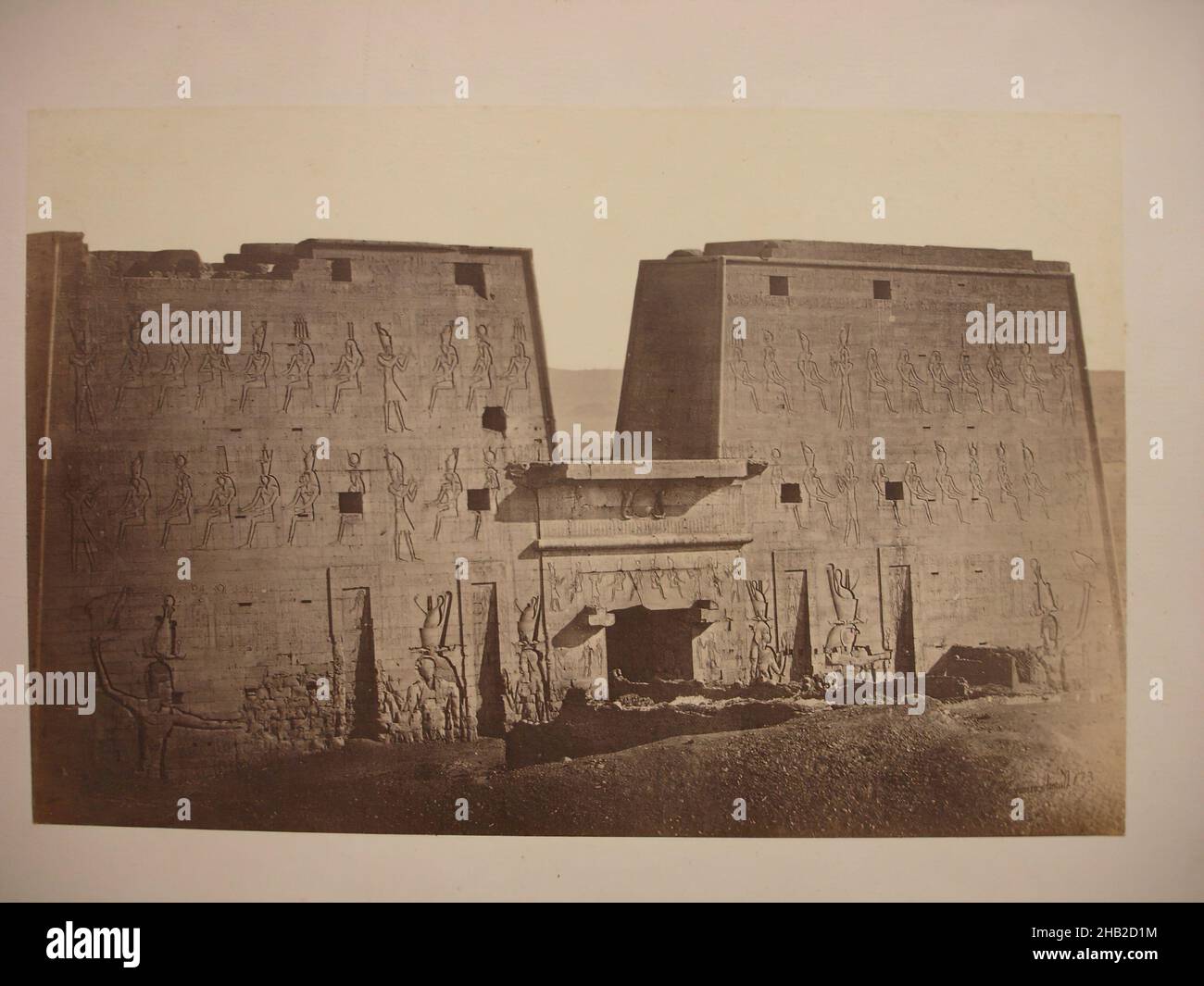 Tempel des Horus Pylon, Edfu, Albumen-Silberaufnahme, Mitte 19th. Jahrhundert, Bild/Blatt: 7 3/4 x 10 1/4 Zoll, 19,7 x 26 cm, 19th. Jahrhundert, 237 v. Chr., Albumen-Silberaufnahme, Apollinopolis Magna, Architektur, Schwarz-Weiß, Gottheit, Edfu-Tempel, Ägypten, Hathor, Horus, Mud-Brick Wall, Ptolemäische Periode, Pylon, Religiös, Sandstein, Seth, Sunken Relief, W. Hammerschcmidt, Wetjeset-Hrw Stockfoto