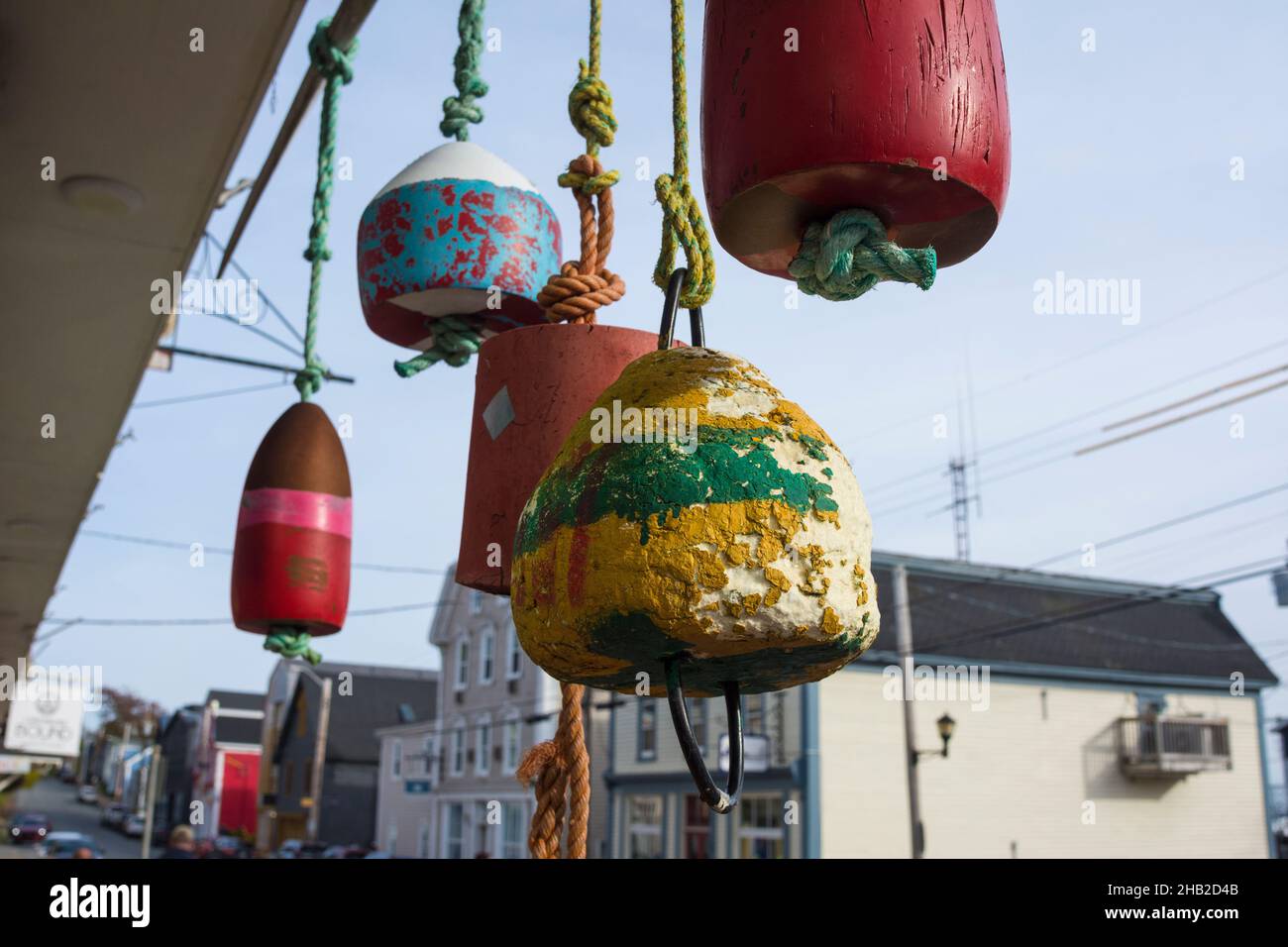 Bunte Bojen, die in einem Schaufenster hängen, Lunenburg, Nova Scotia, Kanada Stockfoto