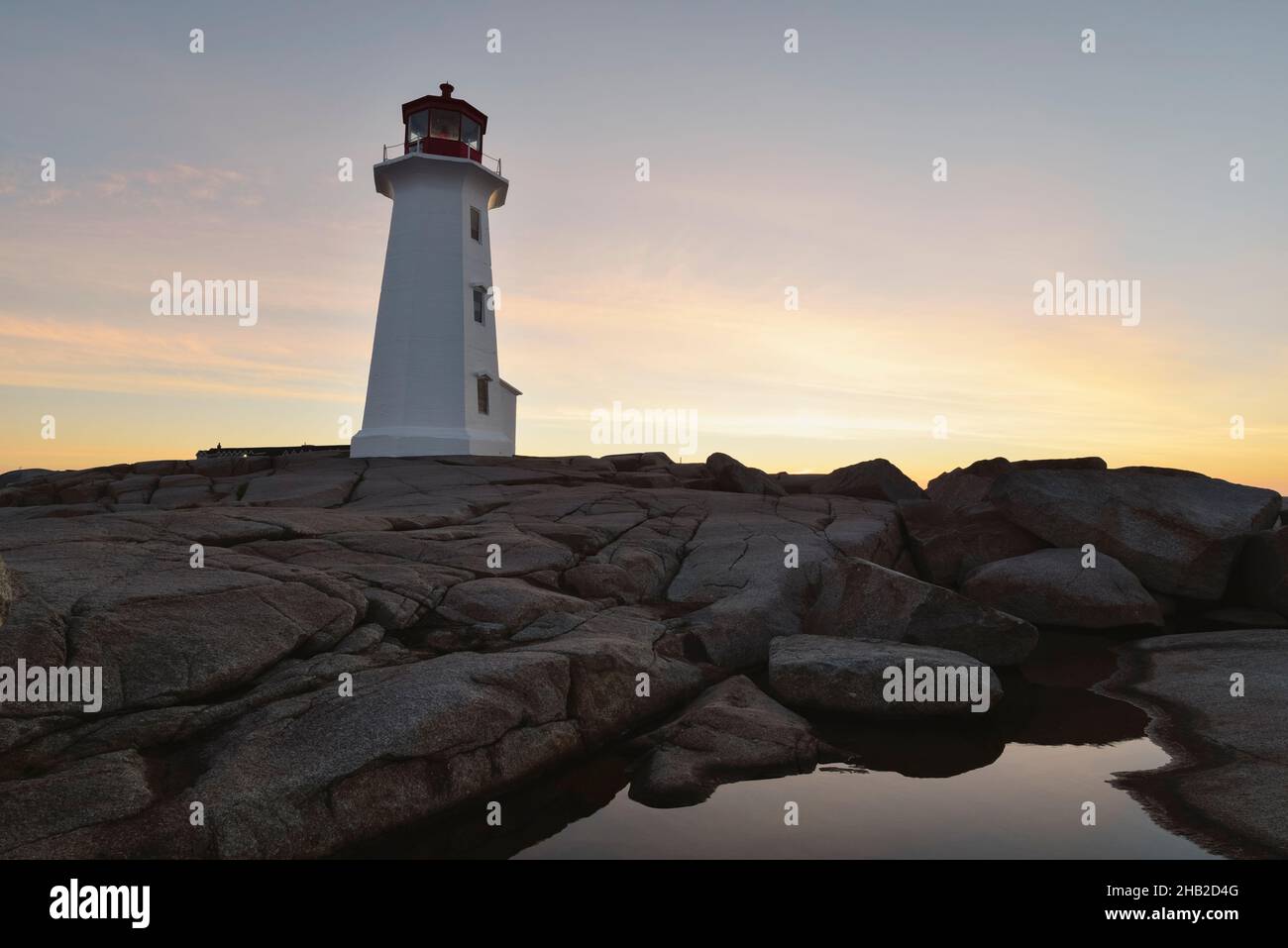 Peggy's Cove Lighthouse bei Sunrise, Nova Scotia, Kanada Stockfoto