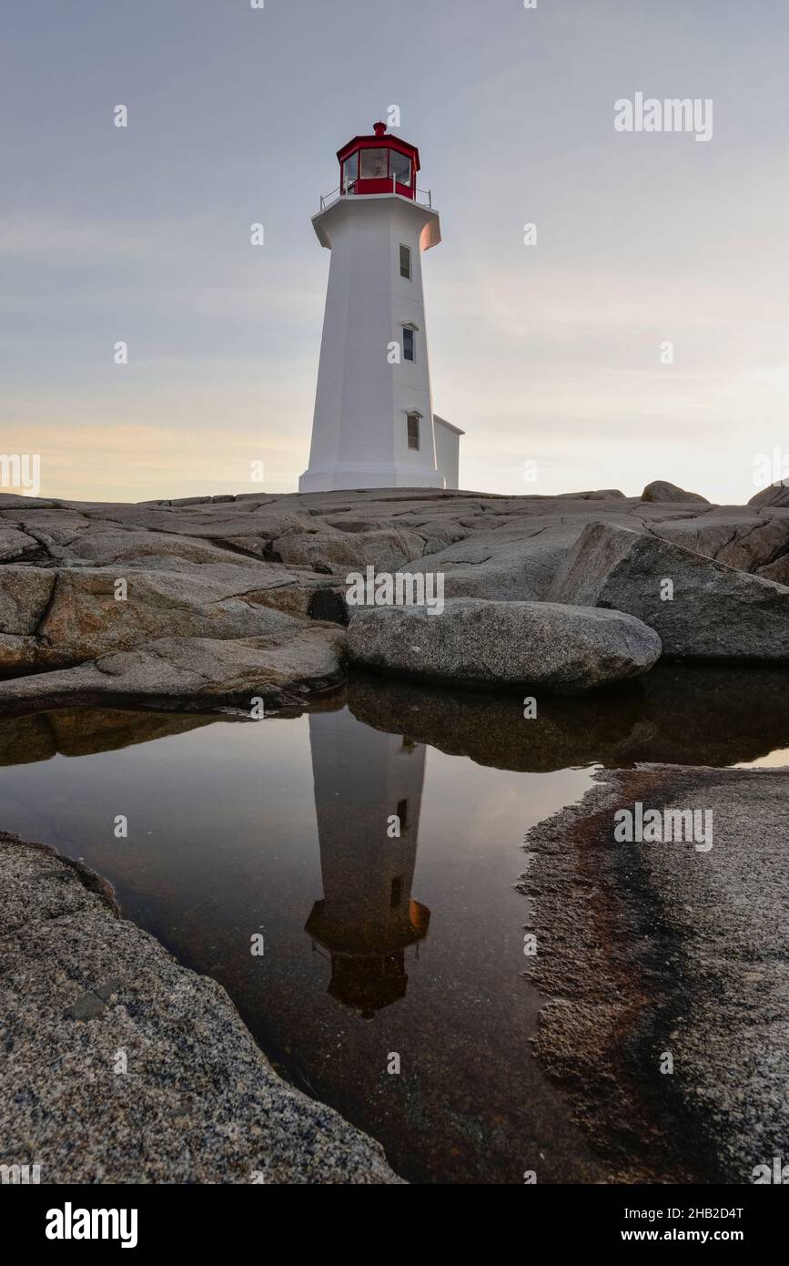 Peggy's Cove Lighthouse bei Sunrise, Nova Scotia, Kanada Stockfoto