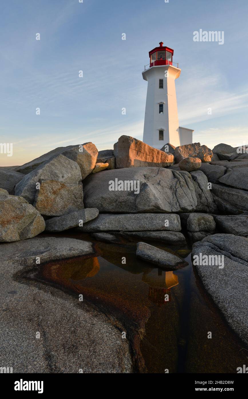 Peggy's Cove Lighthouse bei Sunrise, Nova Scotia, Kanada Stockfoto