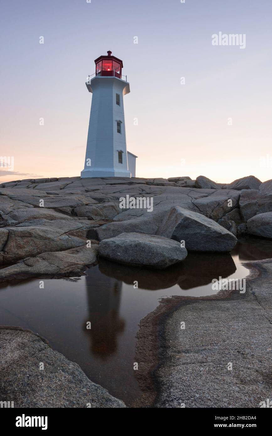 Peggy's Cove Lighthouse bei Sunrise, Nova Scotia, Kanada Stockfoto