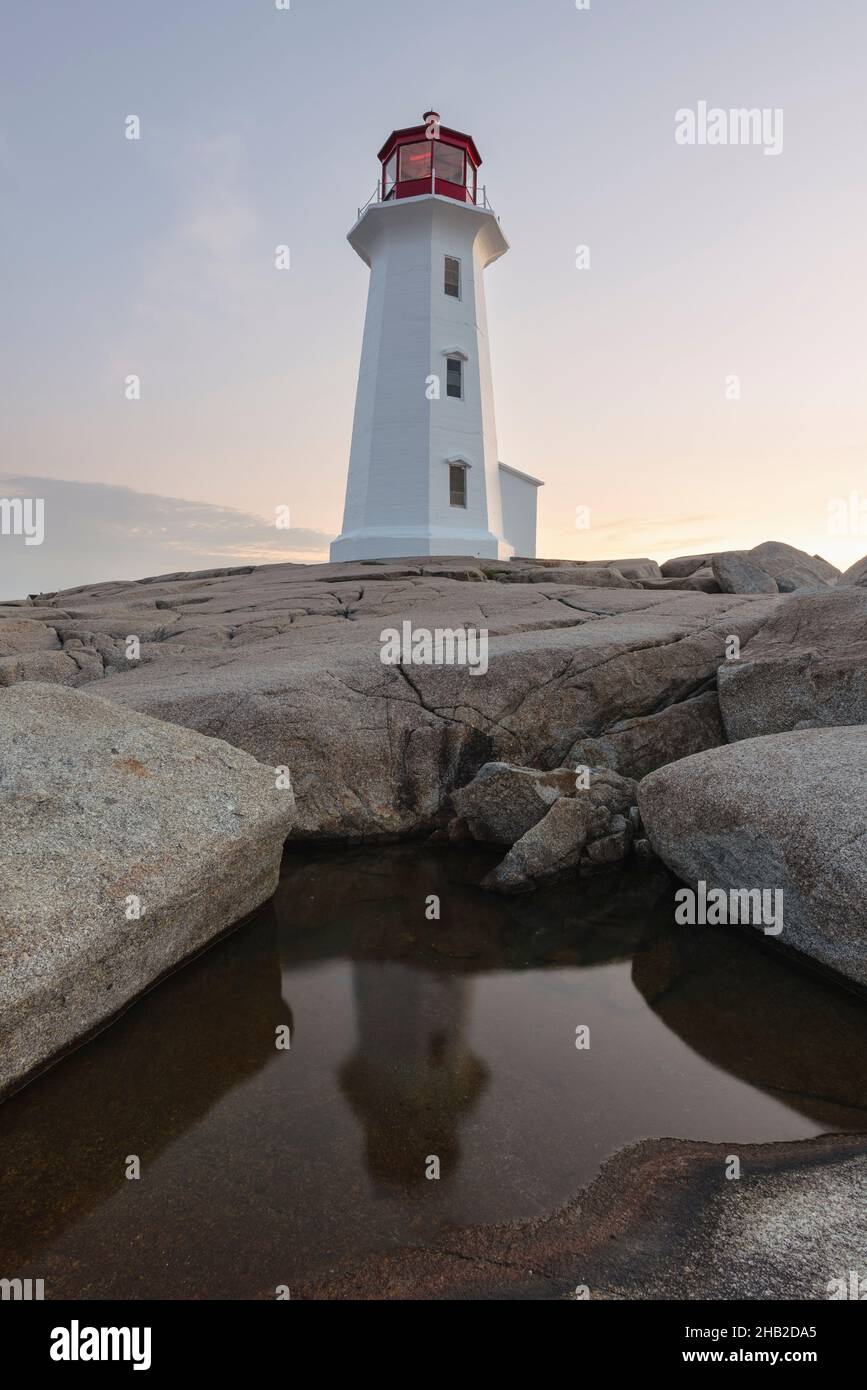 Peggy's Cove Lighthouse bei Sunrise, Nova Scotia, Kanada Stockfoto