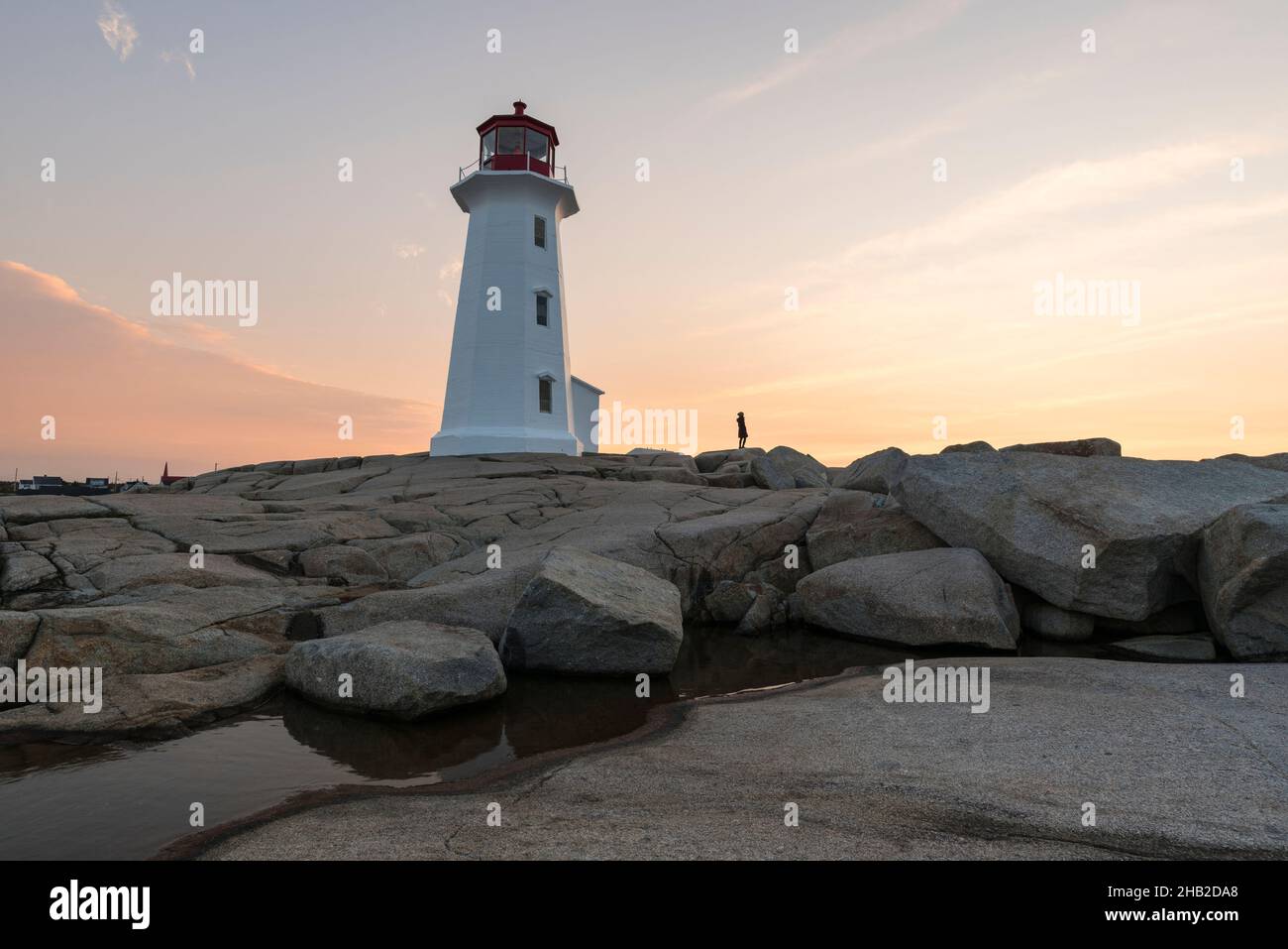 Peggy's Cove Lighthouse bei Sunrise, Nova Scotia, Kanada Stockfoto