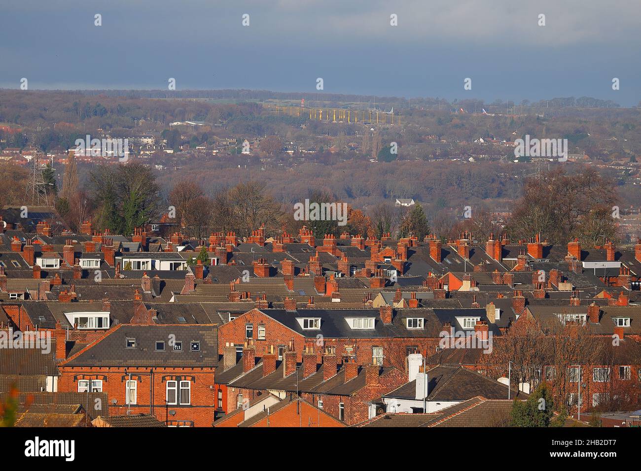 Blick über die Dächer von Horsforth zum Flughafen Leeds Bradford. Das gelbe instrumentale Landesystem ist am Horizont zu sehen. Stockfoto
