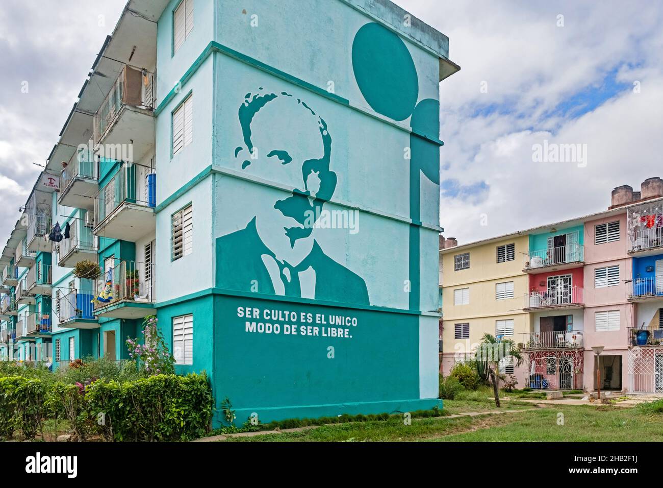 Wandbild von José Martí, kubanischem Dichter und Nationalheld, an der Seitenwand von Appartements/Wohnungen im sowjetischen Stil in Pastellfarben in der Stadt Ciego de Ávila, Kuba Stockfoto