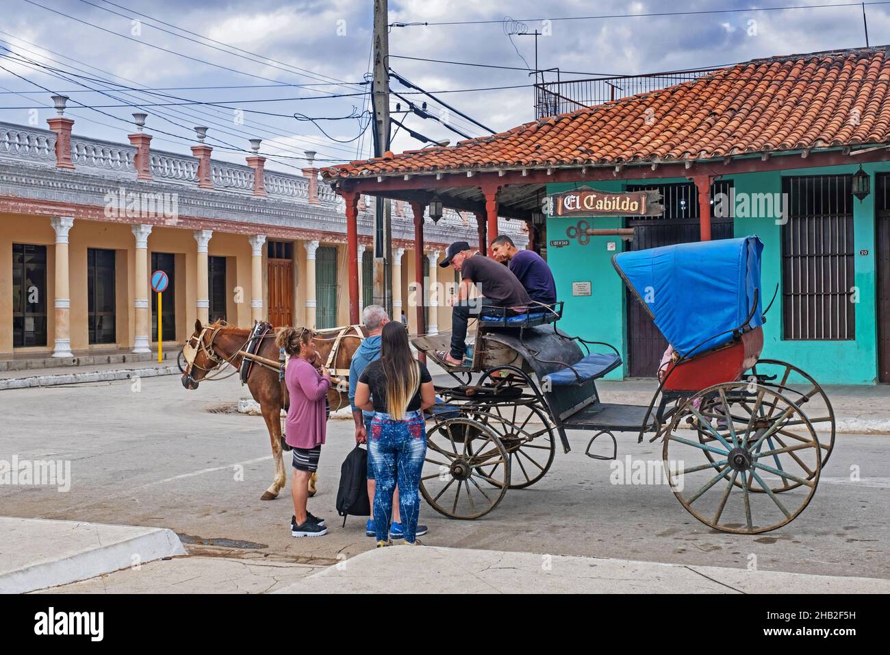 Touristen und Pferdekutsche vor dem Restaurant El Cabildo in der Stadt Ciego de Ávila auf der Insel Kuba, Karibik Stockfoto