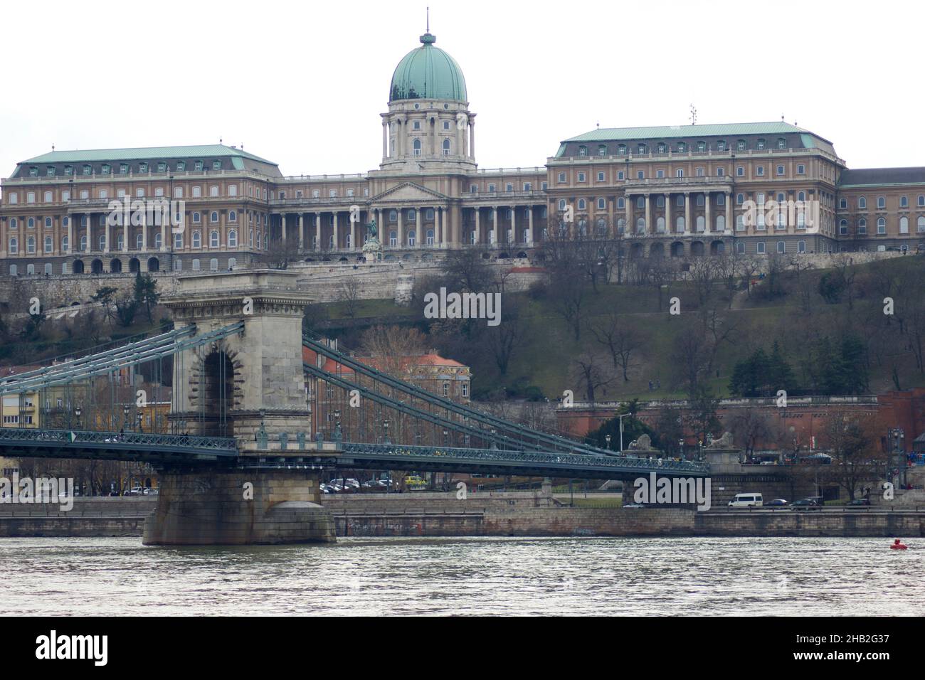 BUDAPEST, UNGARN - 03. MÄRZ 2019: Der Königspalast, Standort der Ungarischen Nationalgalerie. Kettenbrücke im Vordergrund Stockfoto
