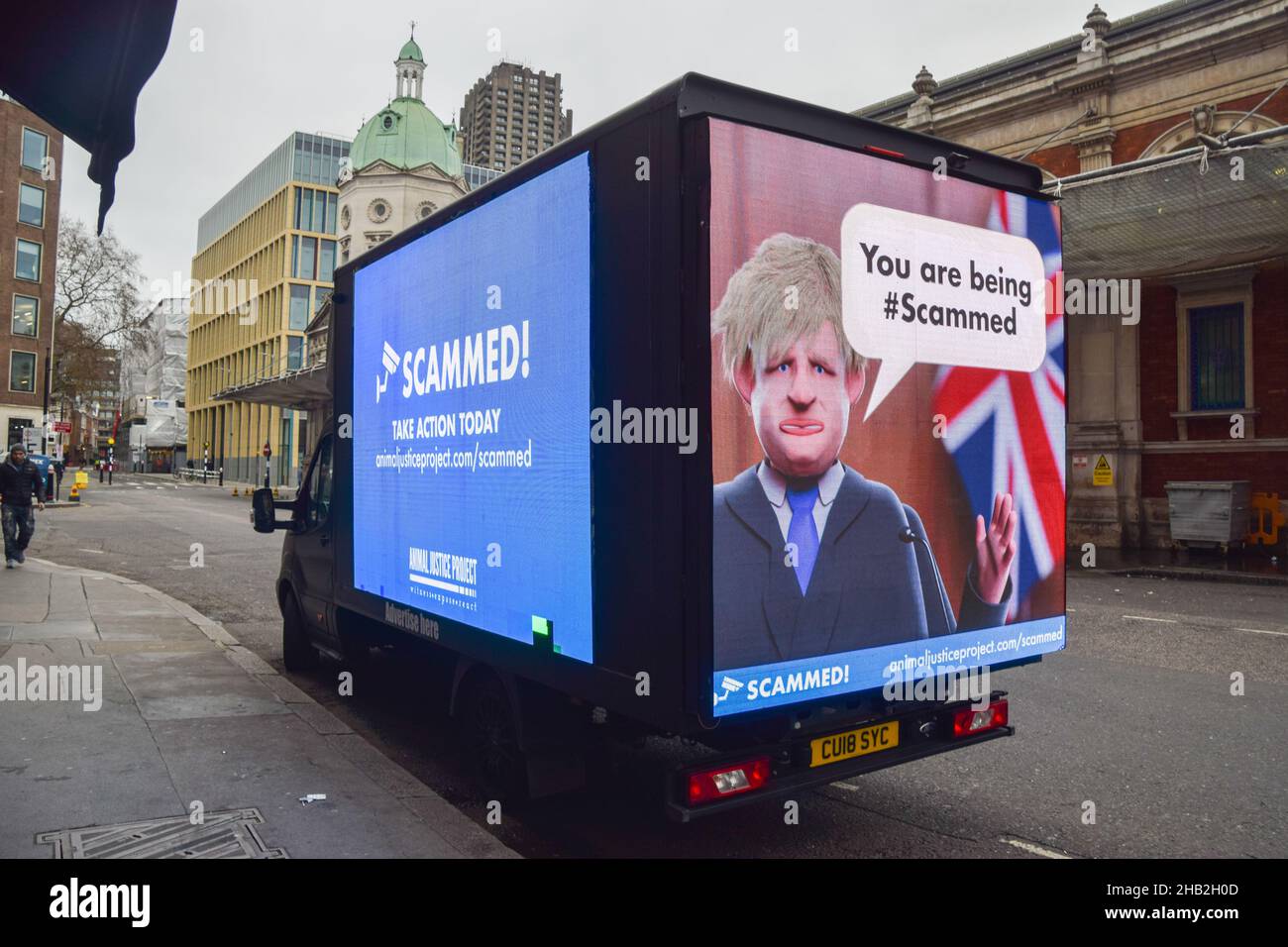 London, Großbritannien 16th. Dezember 2021. Animal Rights Organisation Animal Justice Project parkte einen Van mit einer Karikatur von Boris Johnson vor dem Smithfield Meat Market als Teil ihrer Kampagne, die forderte, dass die Regierung die Finanzierung von Schlachthöfen einstellt. Kredit: Vuk Valcic / Alamy Live Nachrichten Stockfoto