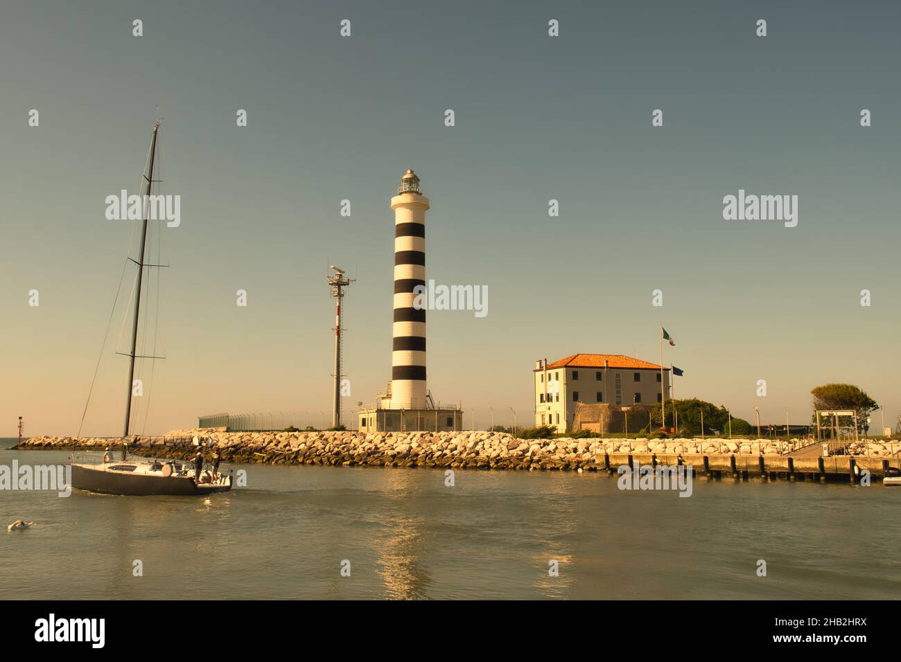 Inseguendo l'alba sul Mare Stockfoto