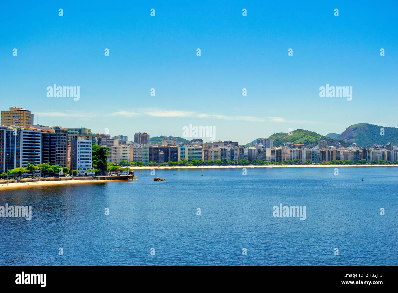 Niteroi, Rio de Janeiro, Brasilien -12. Dezember 2021:Städtische Skyline und Uferpromenade der Stadt Niteroi in der Guanabara Bay. Stockfoto