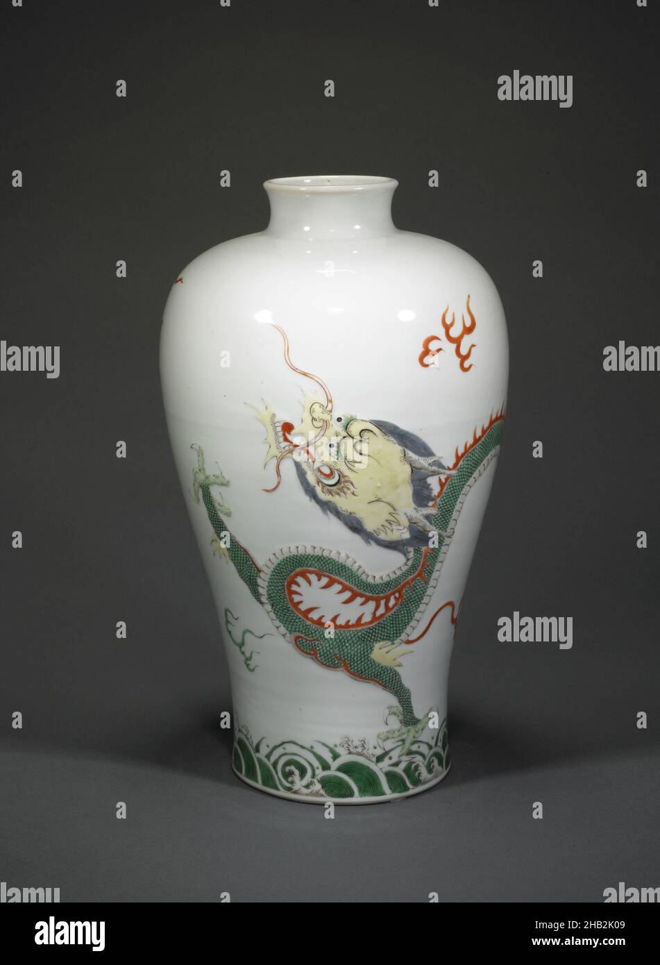 Prunus Vase (Meiping) mit Design des springenden Karpfens, der sich inmitten von Wellen und Wolken in einen Drachen verwandelt, Chinesisch, Qing-Dynastie, 1644–1911, Kangxi-Periode, 1662–1722, Ende 17th–Anfang 18th Jahrhundert, Jingdezhen Ware; Porzellan mit mehrfarbiger Glasur (famille verte) Emaille Dekoration, hergestellt in Jingdezhen, Provinz Jiangxi, China, Asien, Keramik, Behälter, 15 x 8 3/4 Zoll (38,1 x 22,2 cm Stockfoto