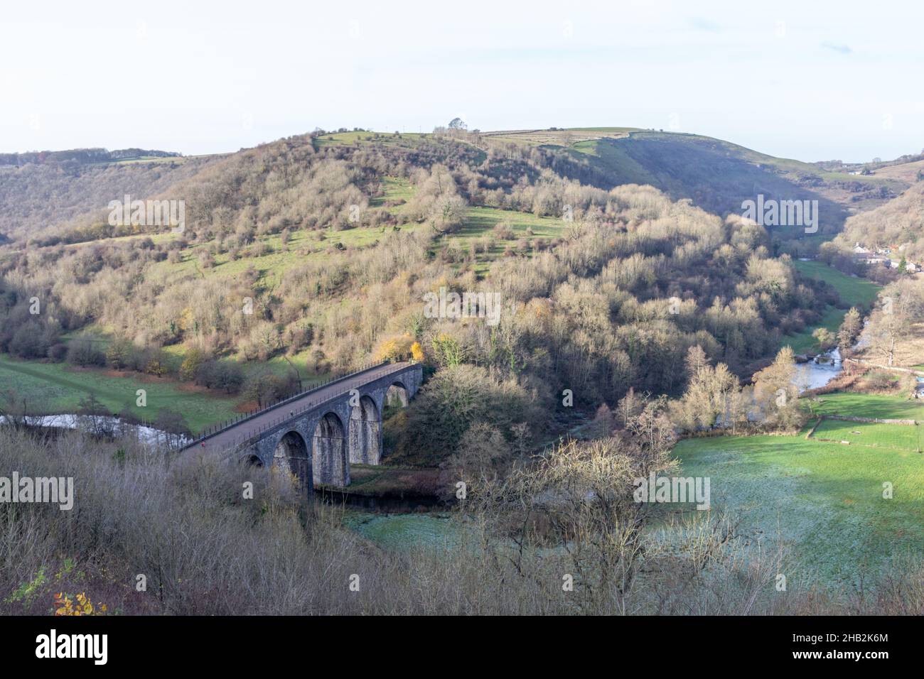 Das Grabstein-Viadukt auf dem Monsal Trail, in Monsal Head, Derbyshire, Großbritannien. Stockfoto