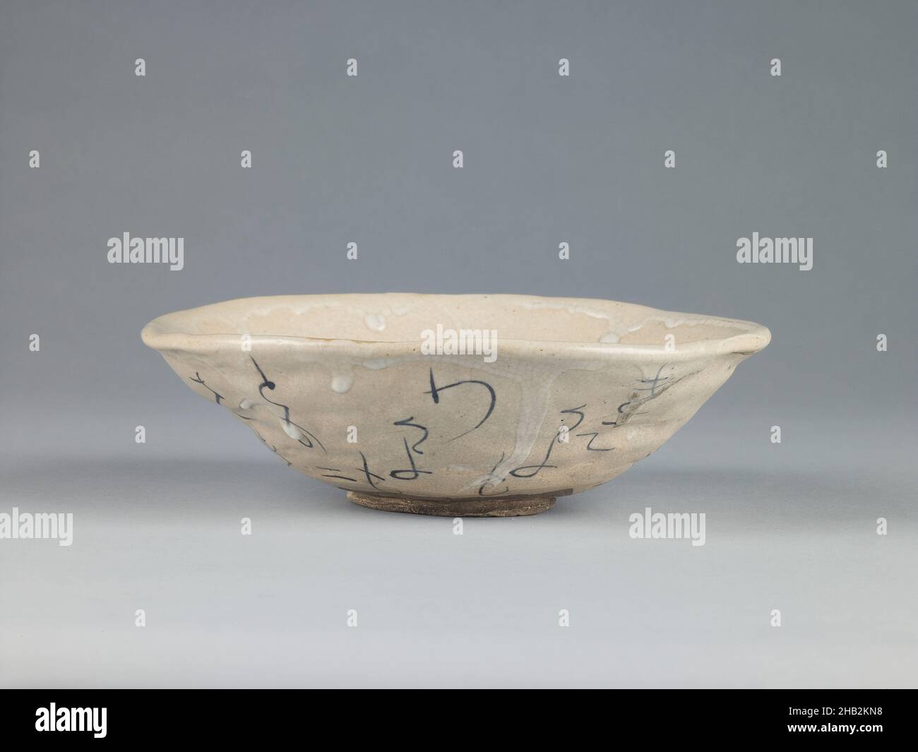 Summer Tea Bowl (natsu Chawan), Ōtagaki Rengetsu, japanisch, 1791–1875, Edo-Periode, 1615–1868, oder Meiji-Zeit, 1868–1912, Mitte des 19th. Jahrhunderts, Steingut mit Überglasur-Slip- und Unterglasur-Eisen, hergestellt in Kyoto, Präfektur Kyoto, Japan, Asien, Keramik, 1 7/8 × 6 1/8 Zoll (4,8 × 15,6 cm Stockfoto